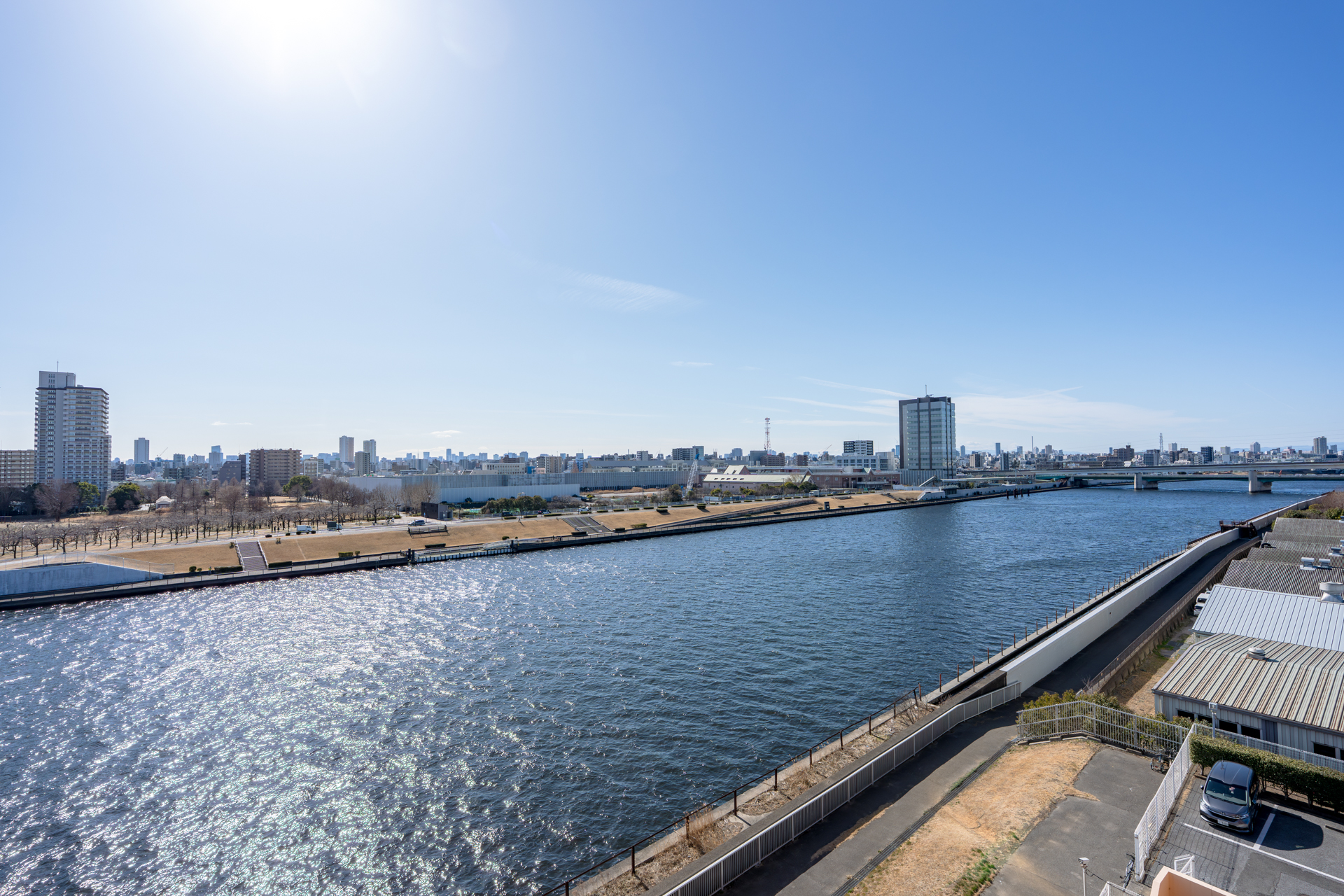 リビング窓の先にある隅田川