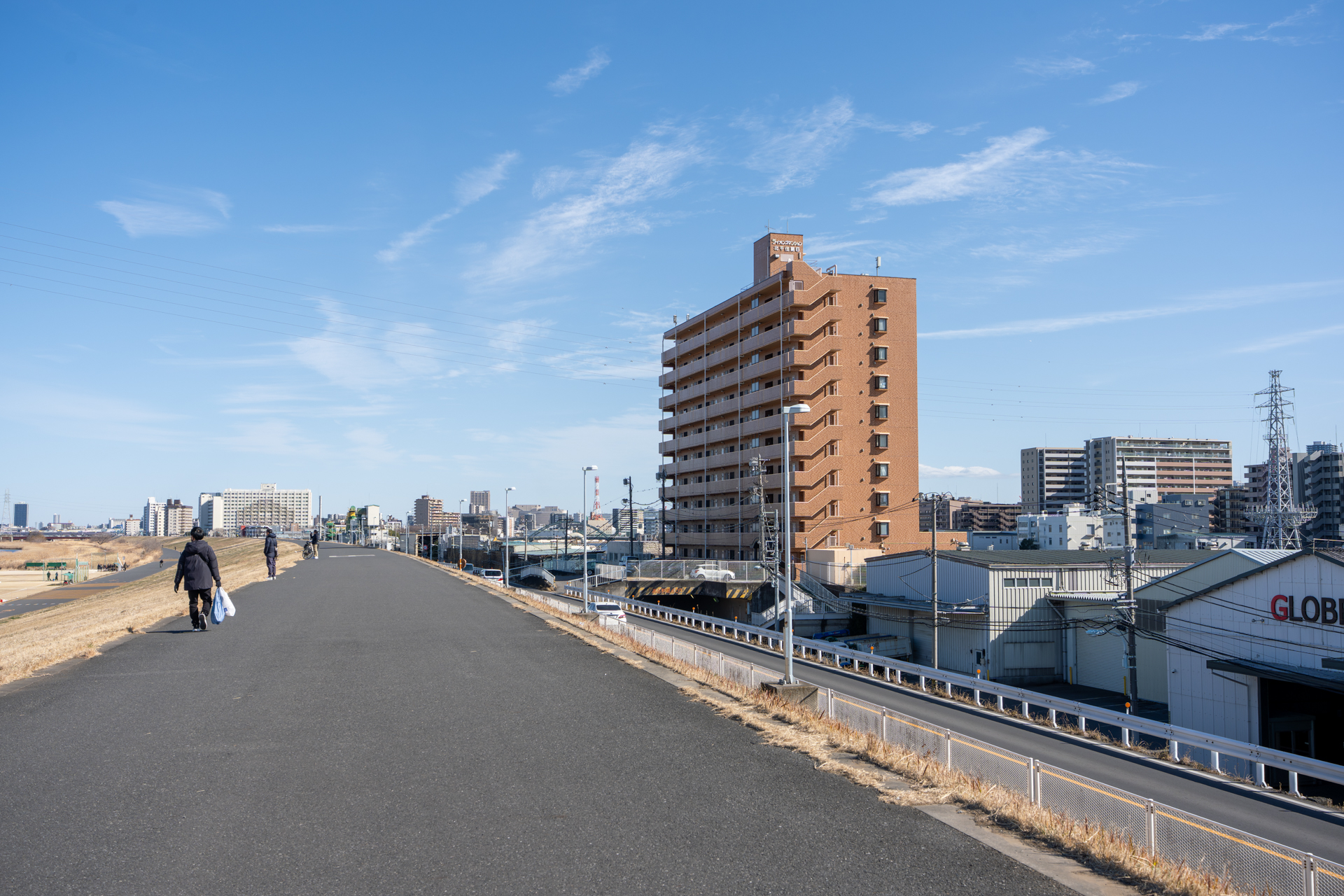 荒川河川敷側にマンションのエントランスがあります