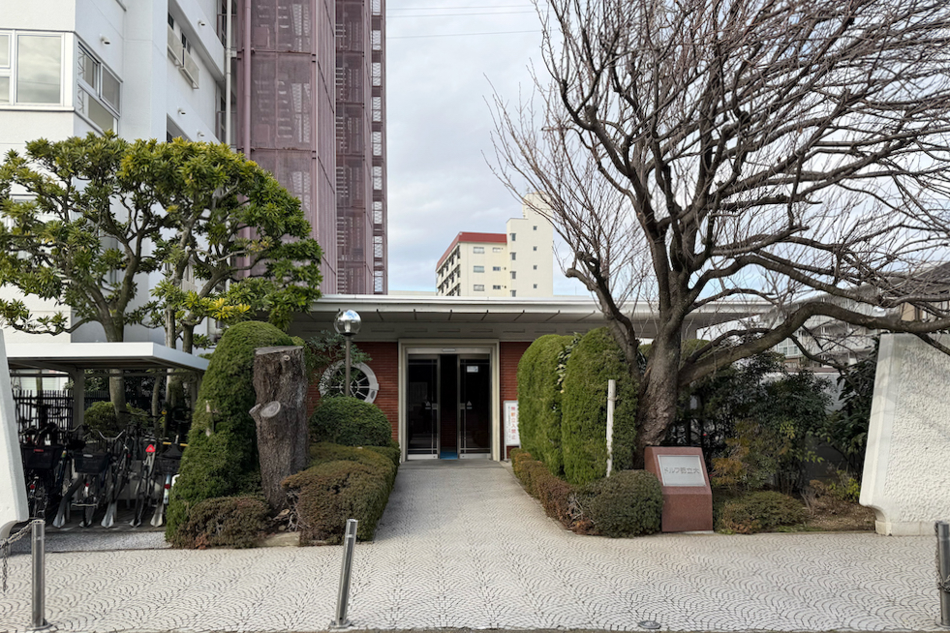 建物のエントランス、かわいい！