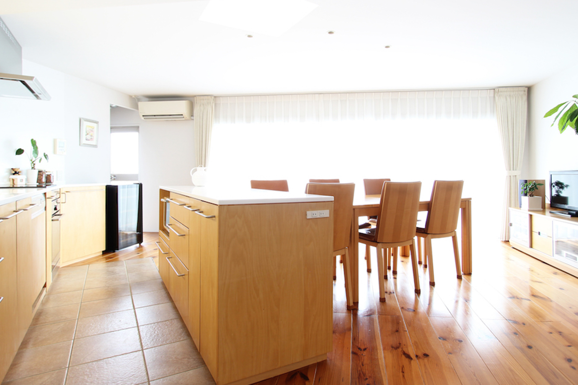 カウンターキッチン越しのリビング