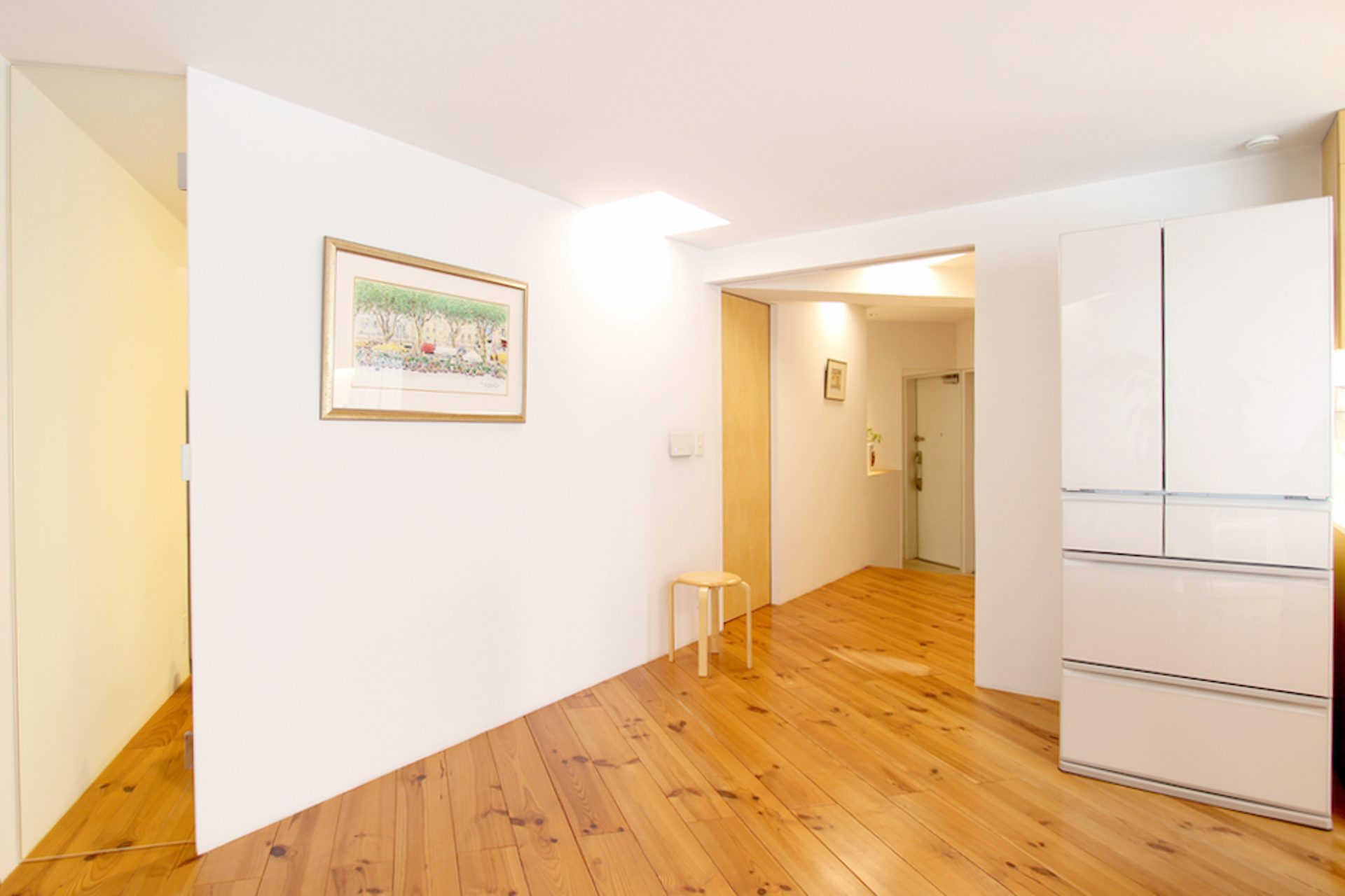 クロスの壁の向こうの寝室へ