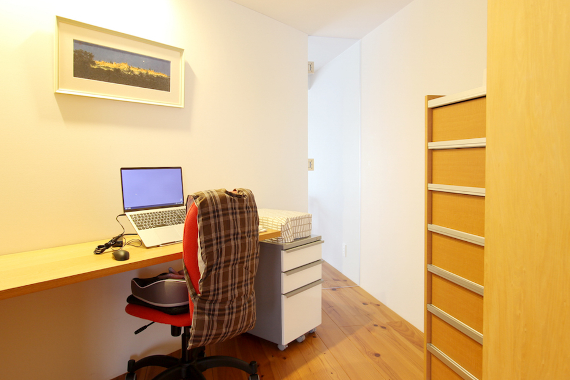 デスクスペースは寝室の傍に