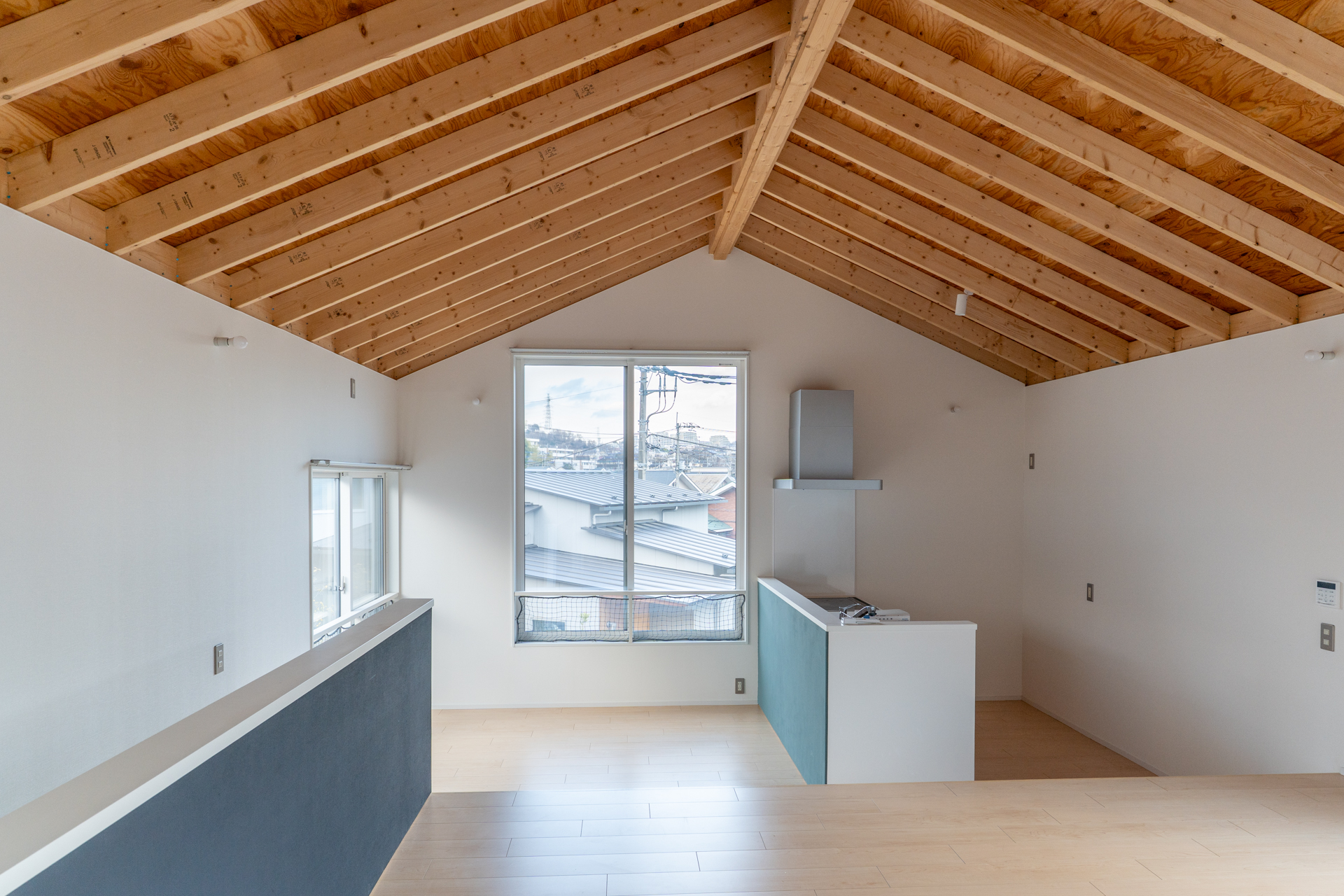 高さのある窓から光が差し込む