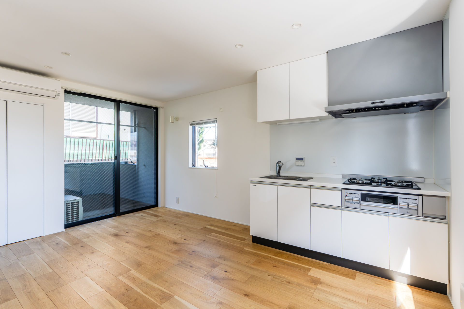 キッチン脇の小窓の先には松の木がベストポジションで見えます