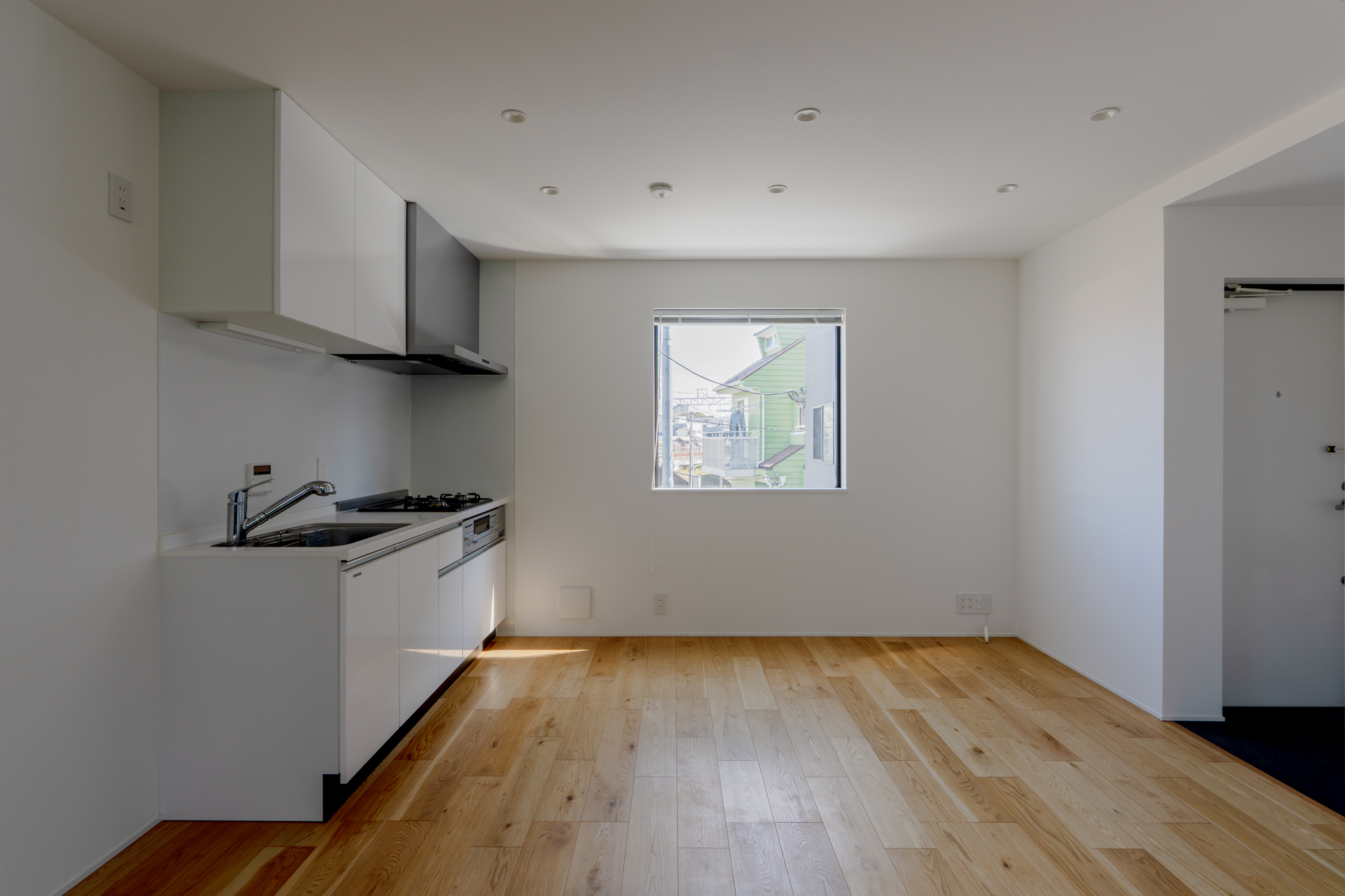 こちらの窓の先には大井町線の線路。車両の短い大井町線が通り過ぎるのがローカル感あっていい感じ