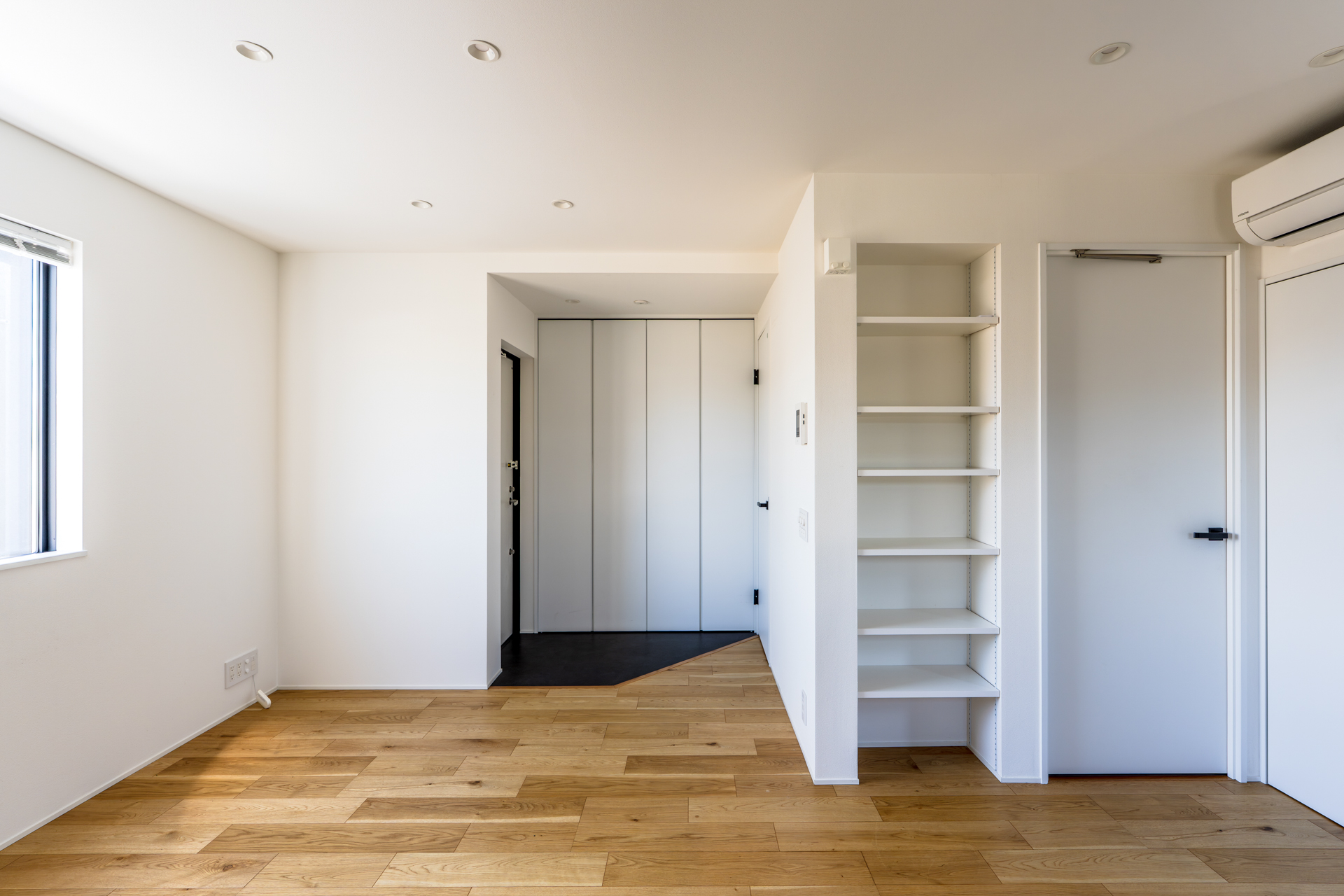 玄関脇のクローゼットと水回り脇の可動棚