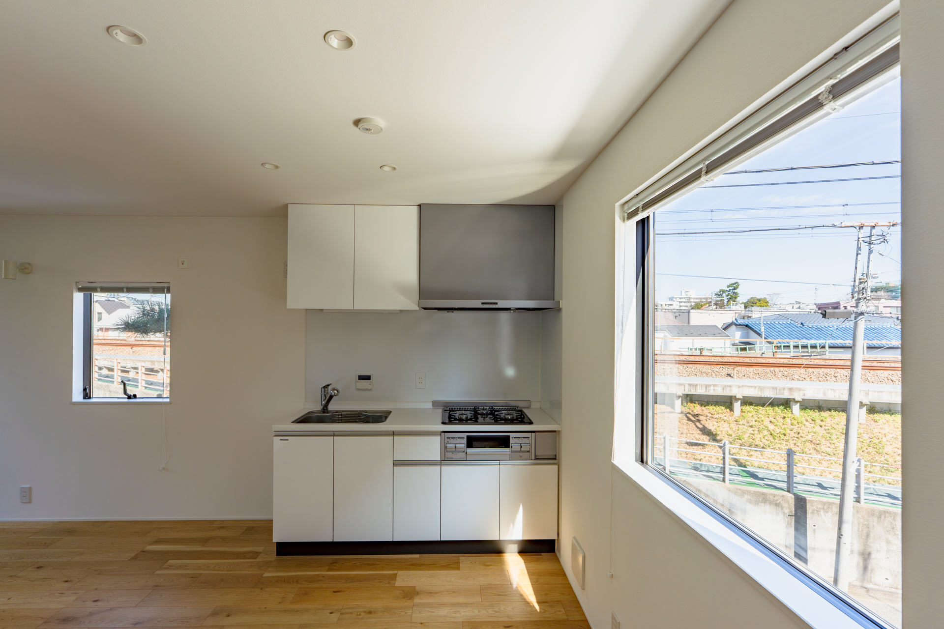 この窓から電車を眺めるのもまたいいんです