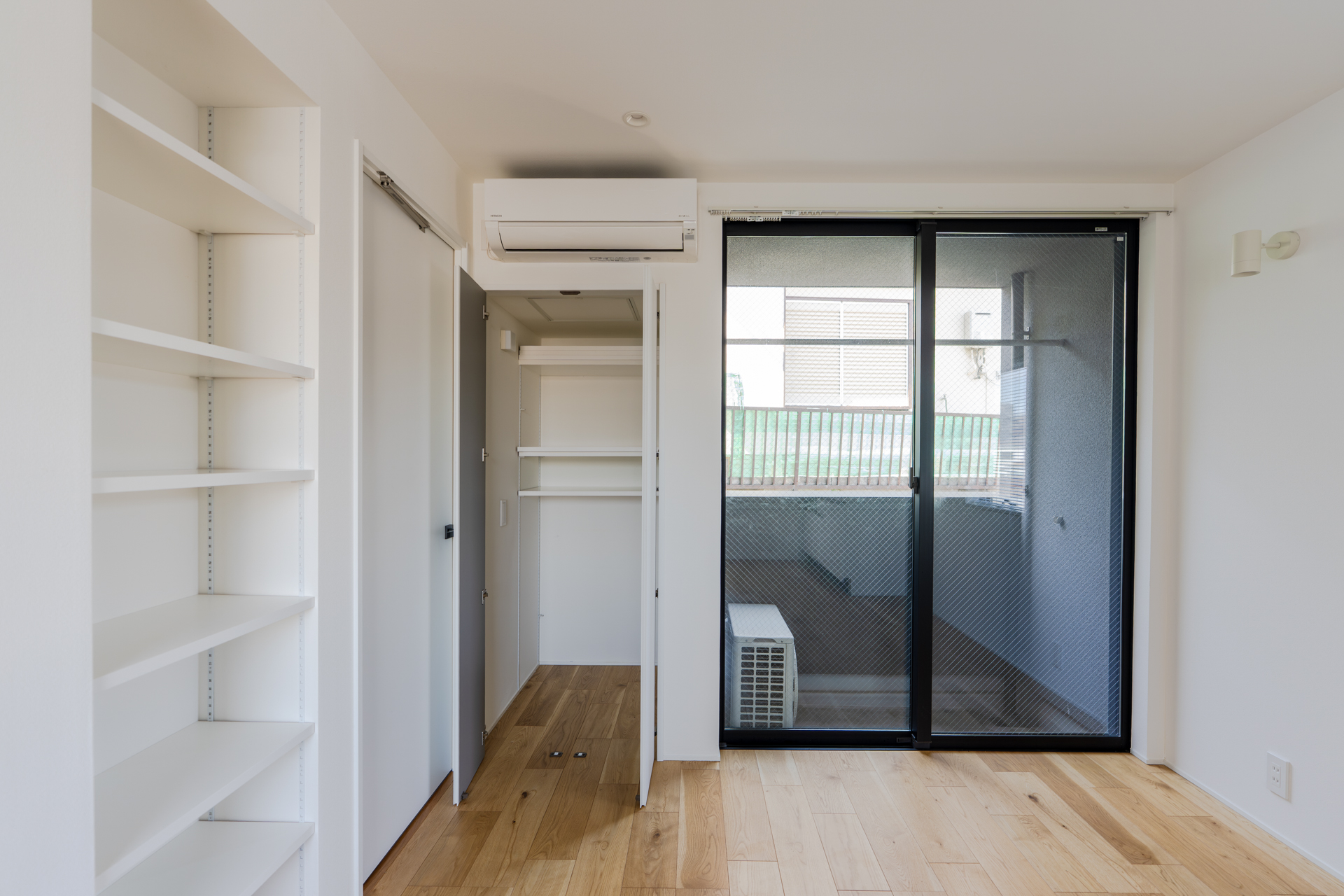 バルコニー脇の収納は奥行が深いタイプ