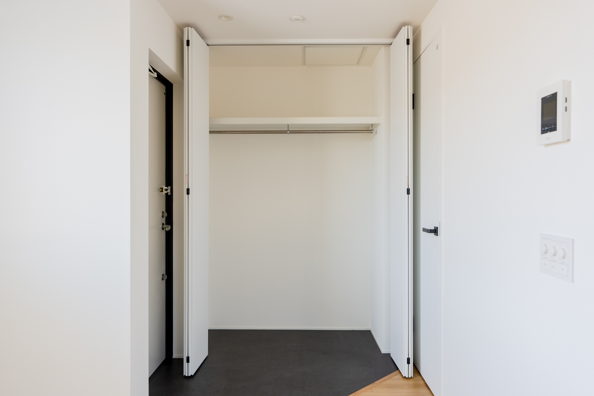 靴棚はないので、クローゼットの中にご自身でご用意ください