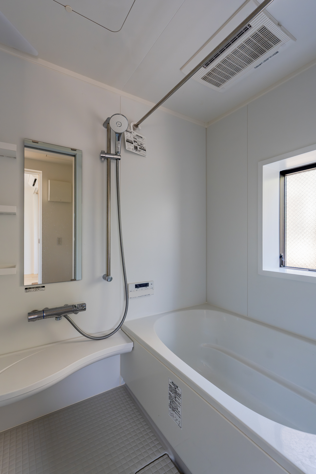 追焚機能と浴室乾燥機付きのバスルーム