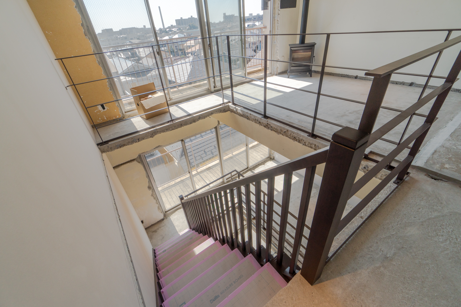 下の階へ（5階）