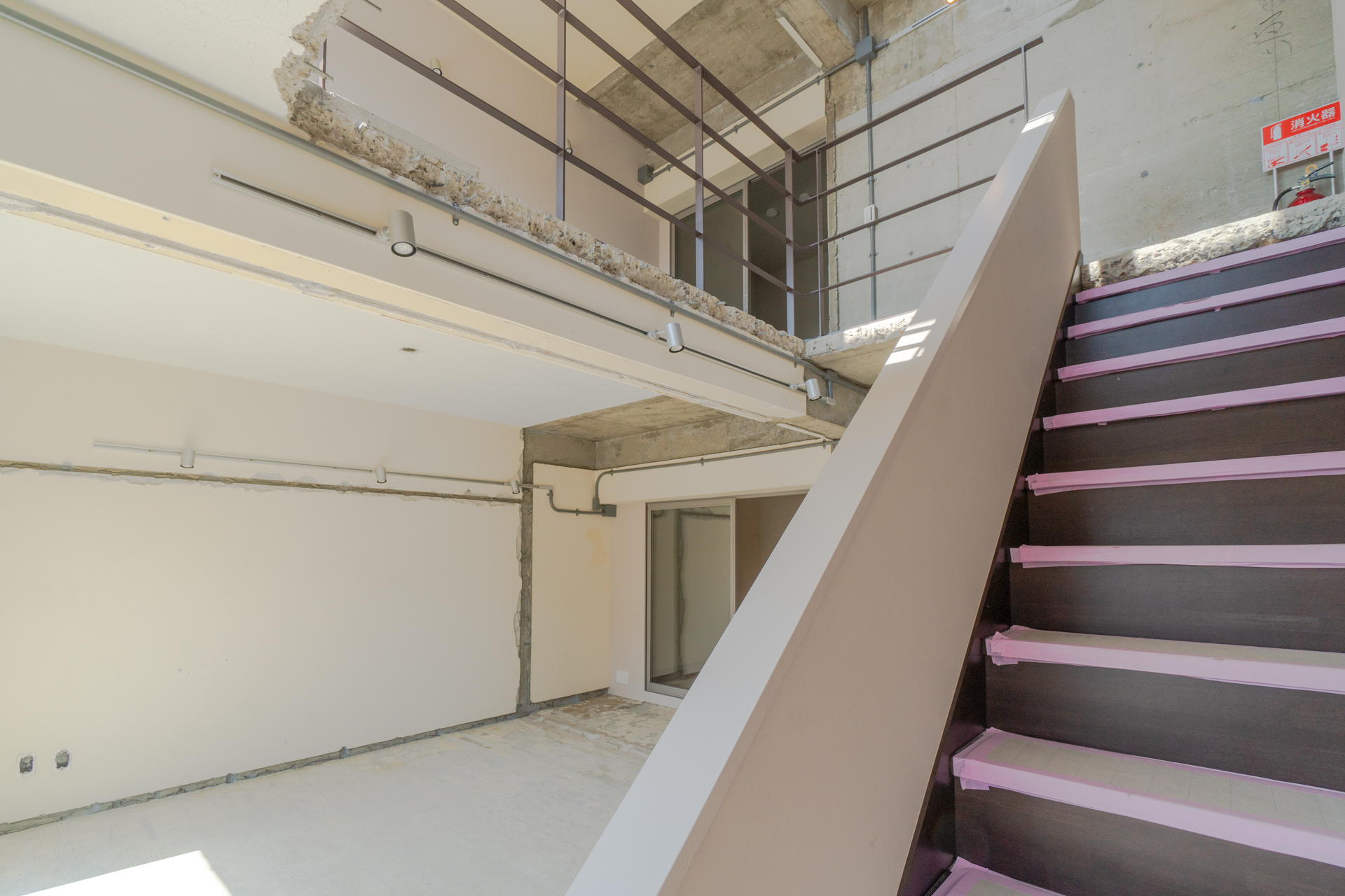 階段側から見ると空間の広がりがわかる（3階）