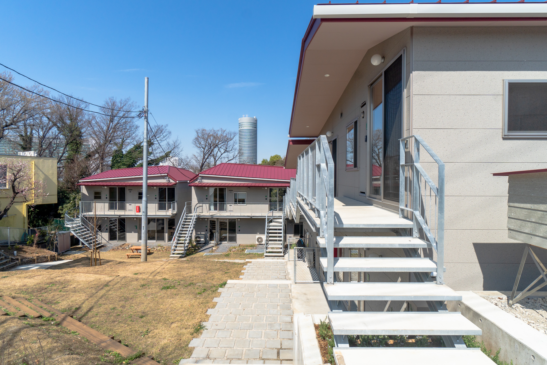 斜面に立つ複合アパート