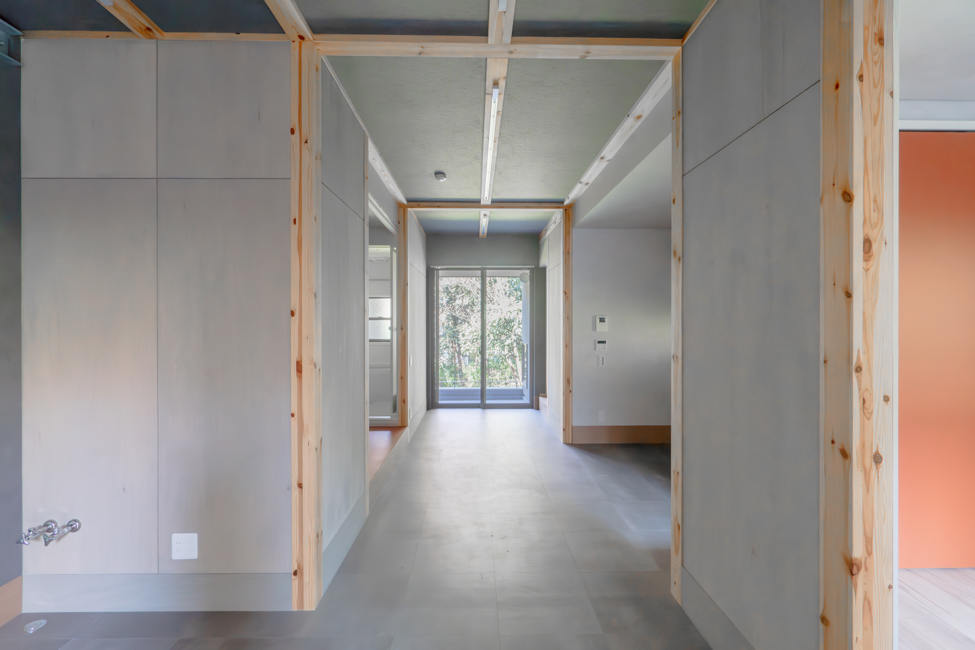 庭棟の1階は奥まっており落ち着く雰囲気（N105号室）