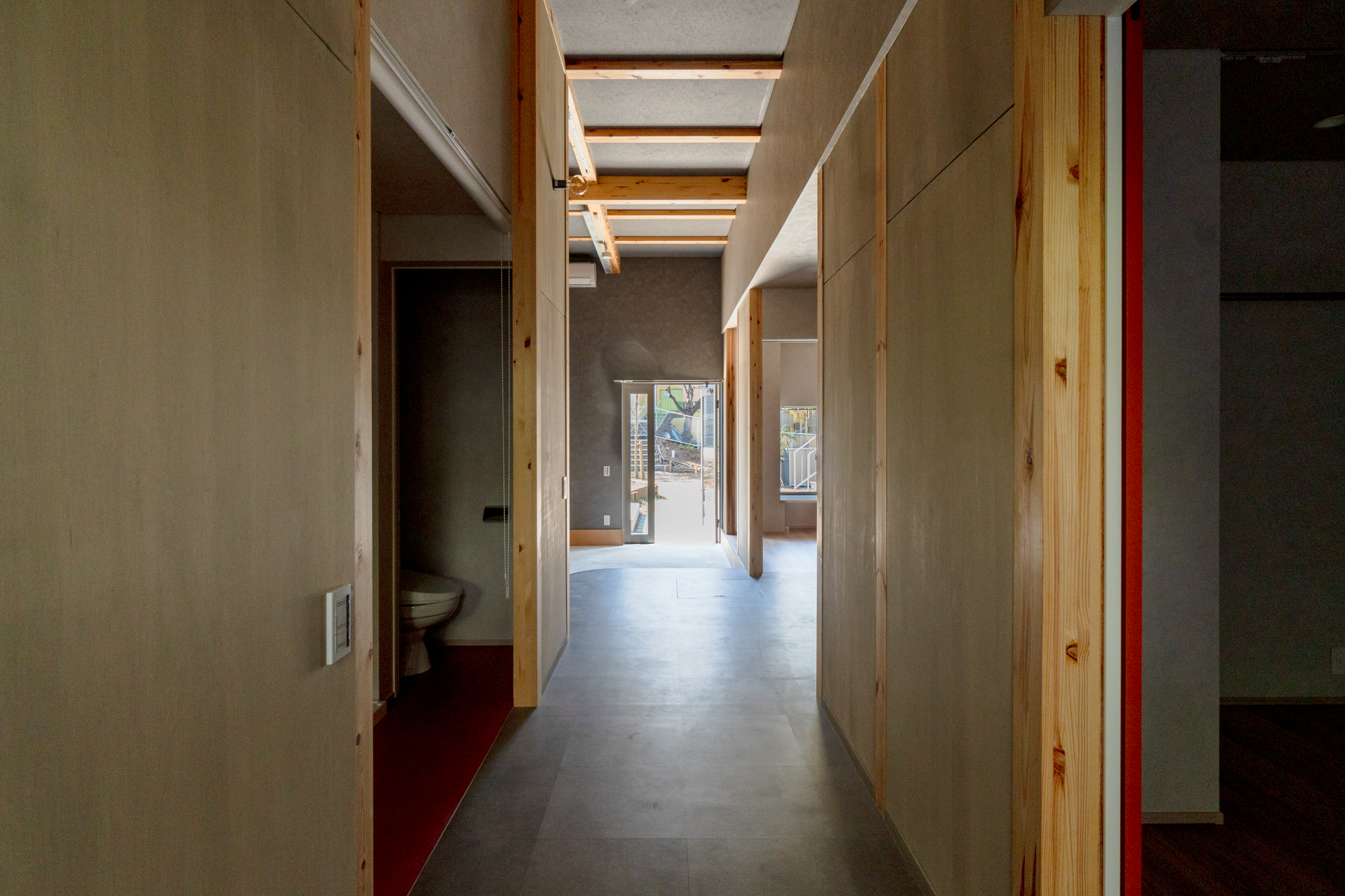 玄関側に向けて抜けた空間（Y103号室）