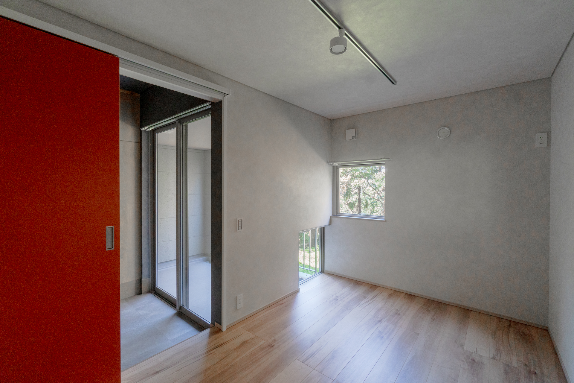 寝室にも緑を感じられる窓（N105号室）