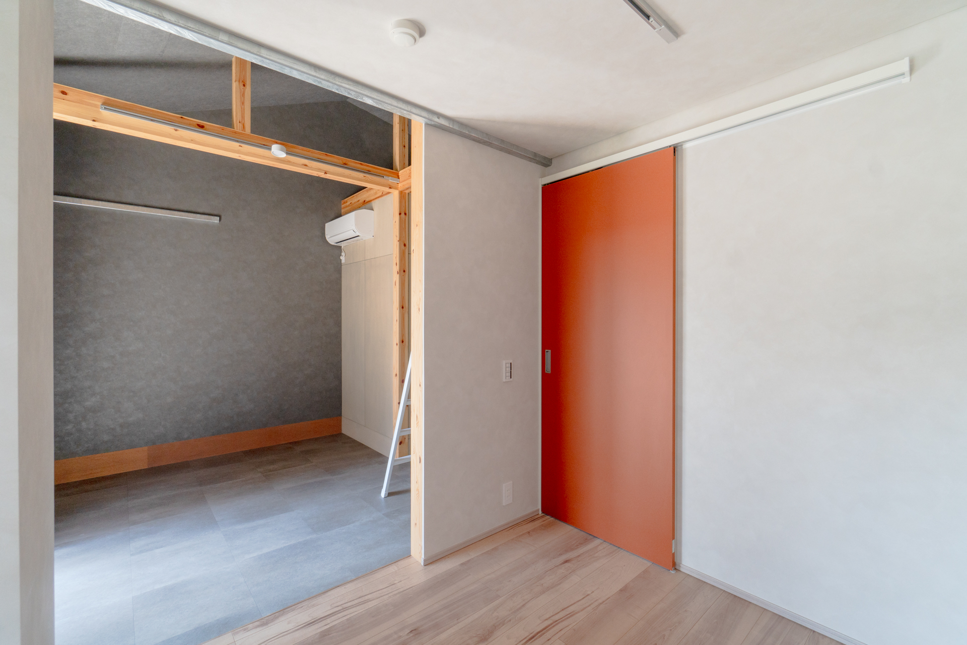 玄関側にもう1部屋（N203号室）