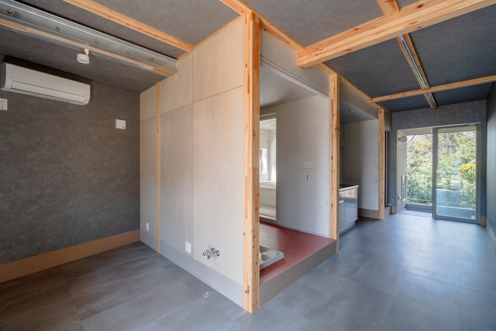 手前側に小商いスペース（M101号室）