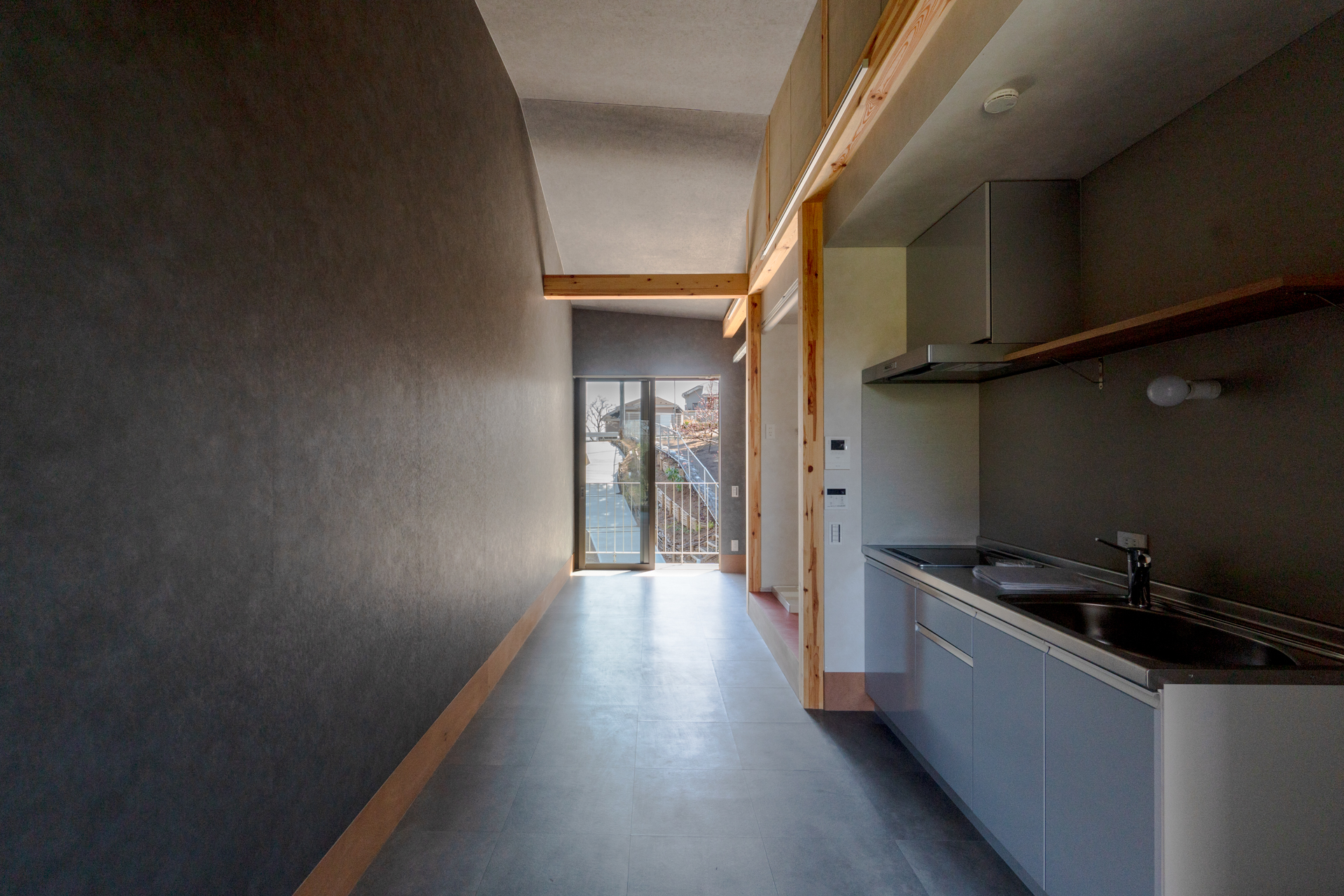 細長くリビングを持って（M201号室）