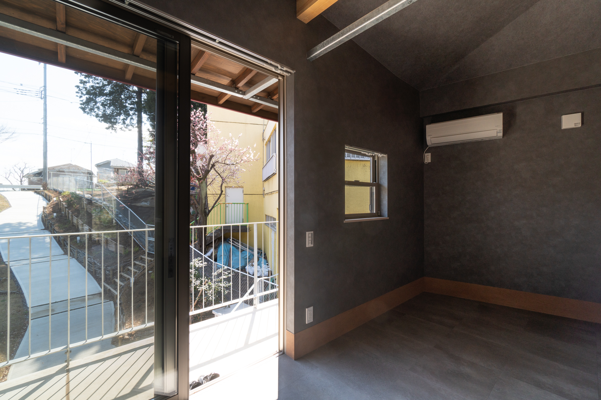 手前側で小商い（M201号室）