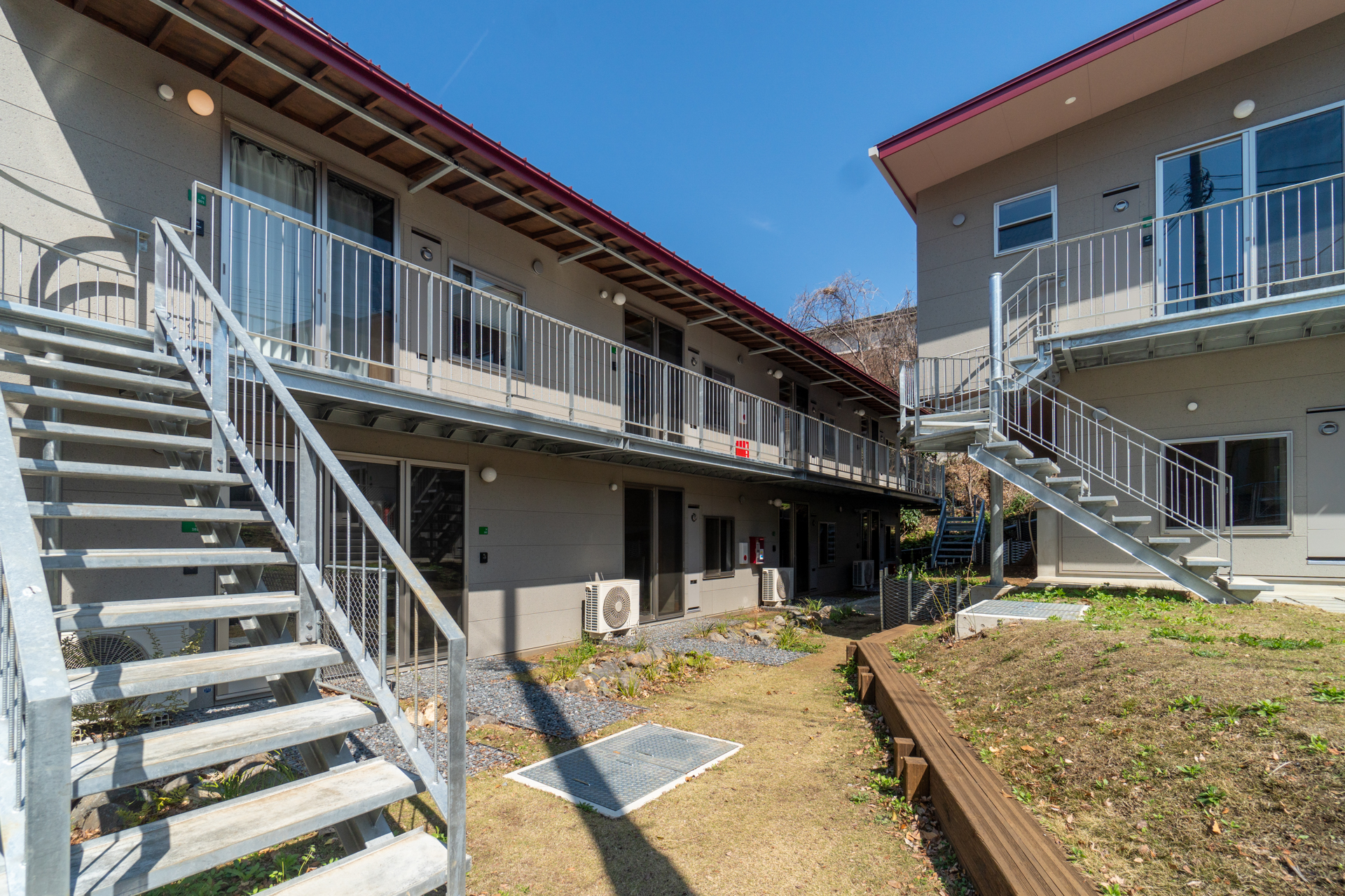 手前側が森棟、奥が庭棟