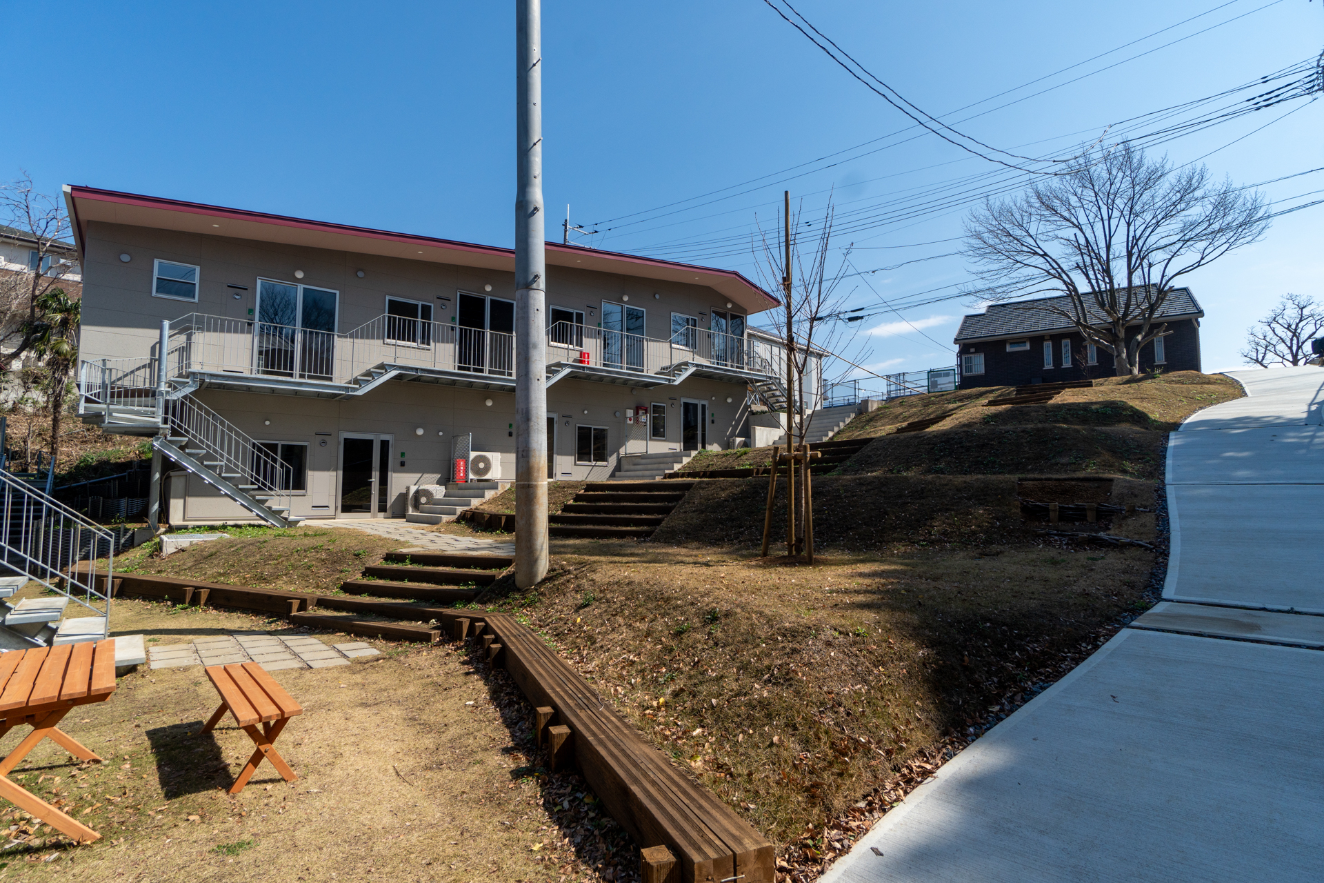 敷地手前に山棟