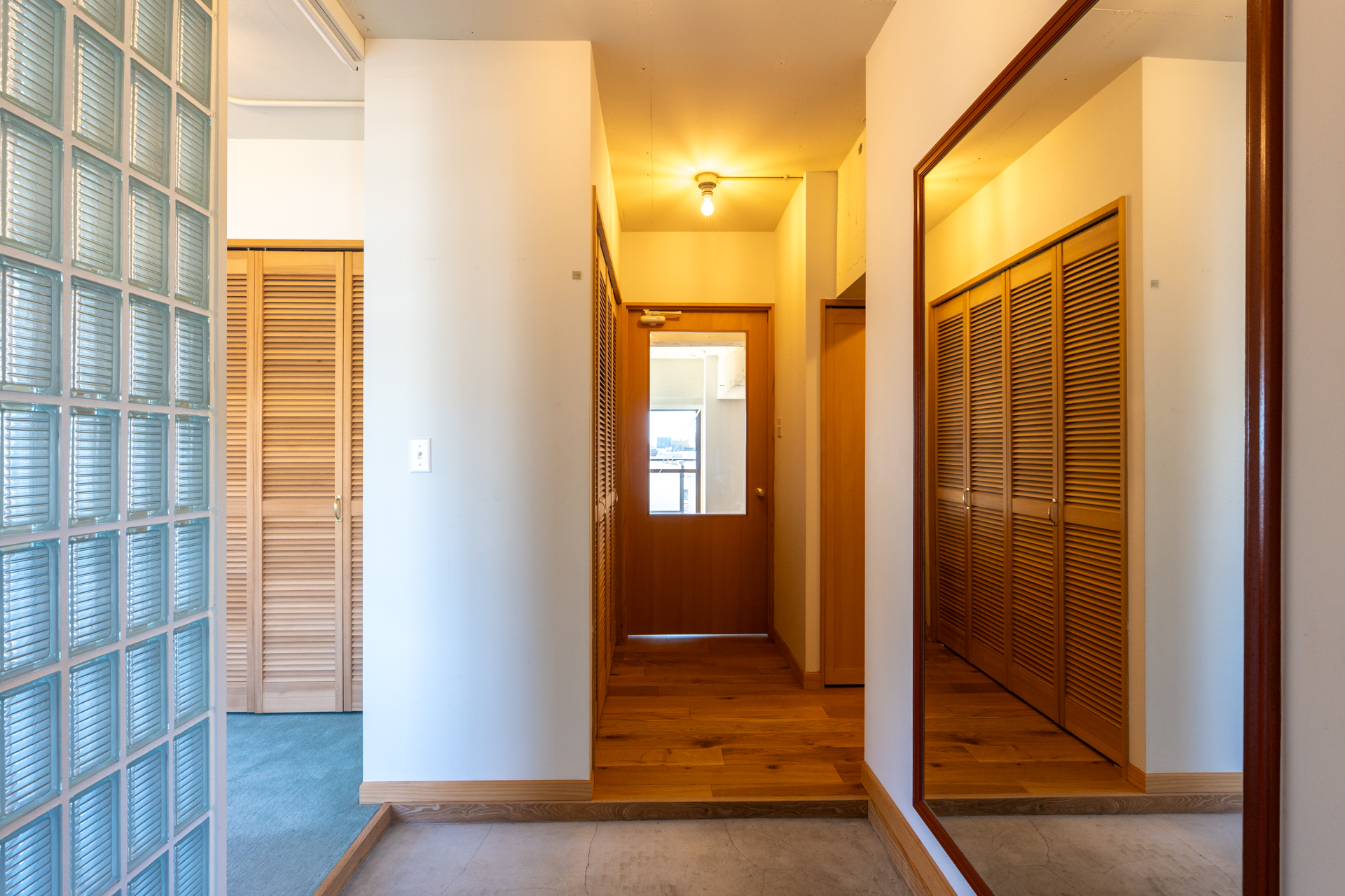 色々な素材が同居する明るく広い玄関