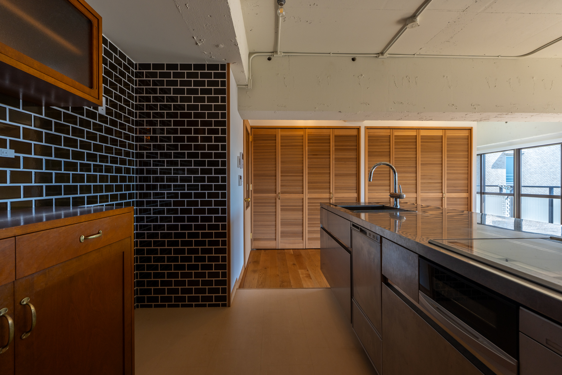 見る方向で表情がかわる