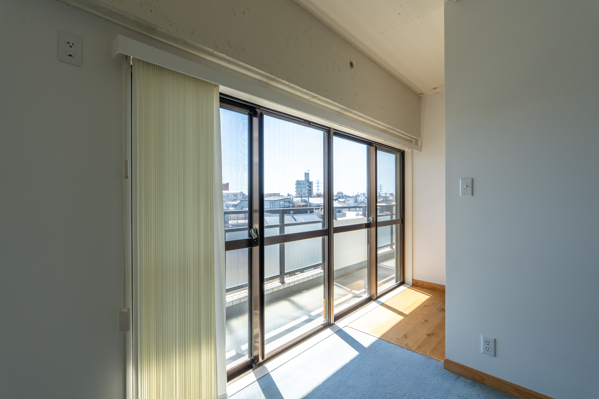 窓の存在を活かす為にも仕切らないは良い