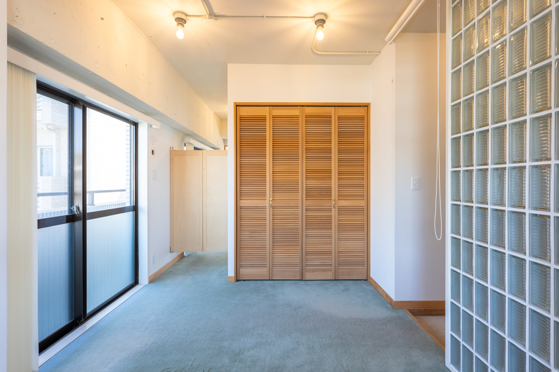 ルーバー扉の収納と、WICへのスイングドア