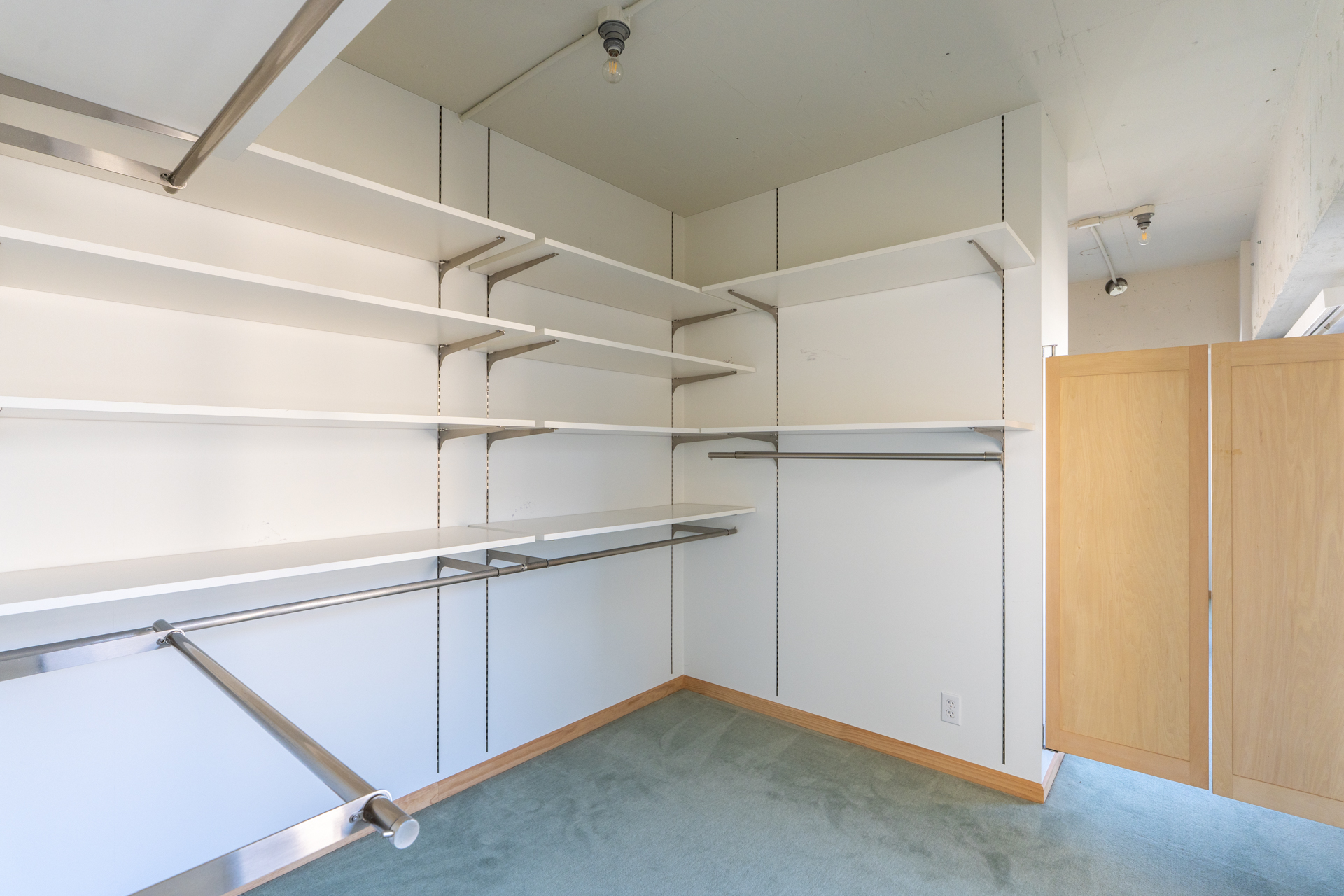 WIC内も機能的な棚