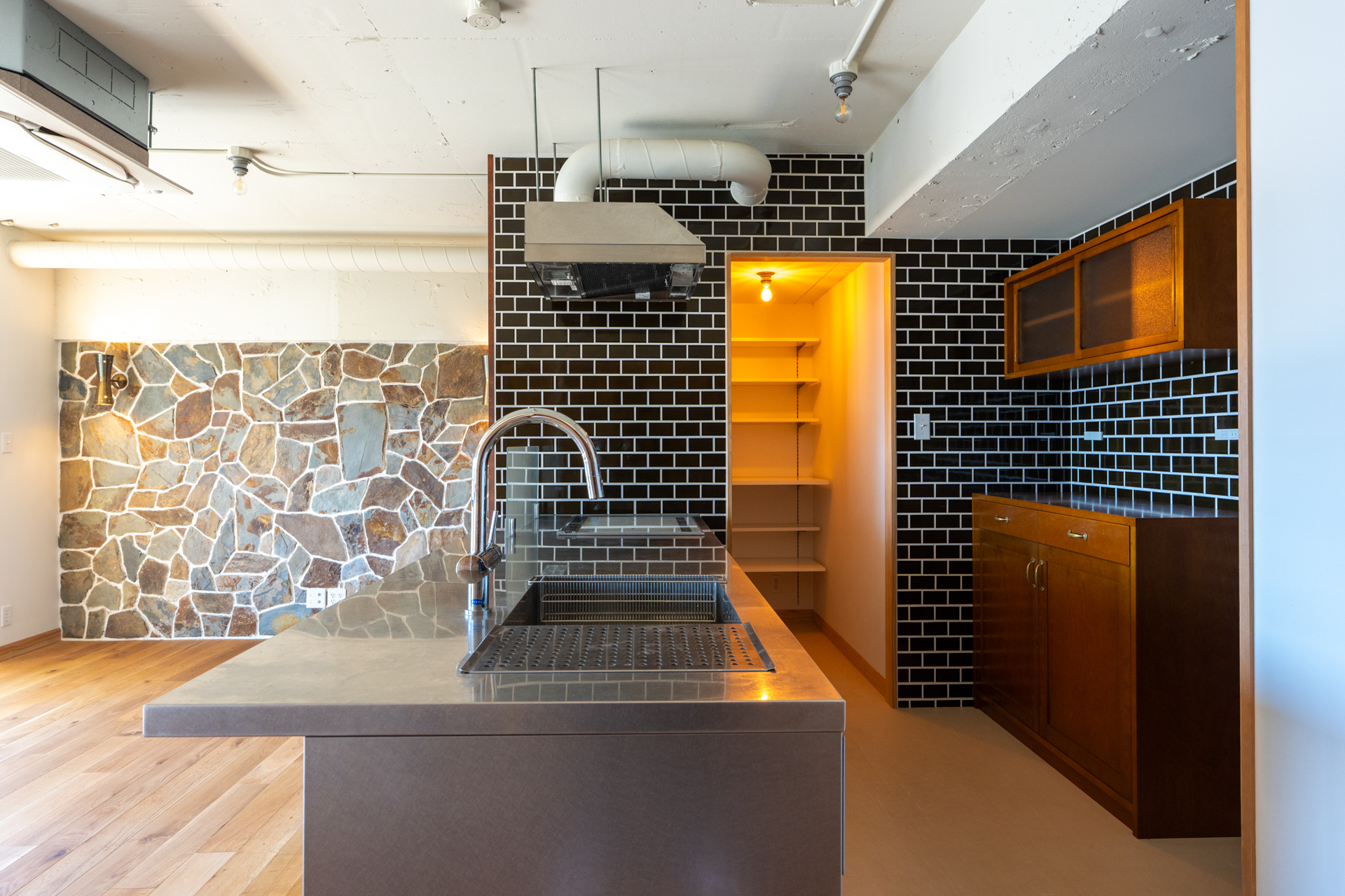 キッチンからのパントリーの流れが素敵