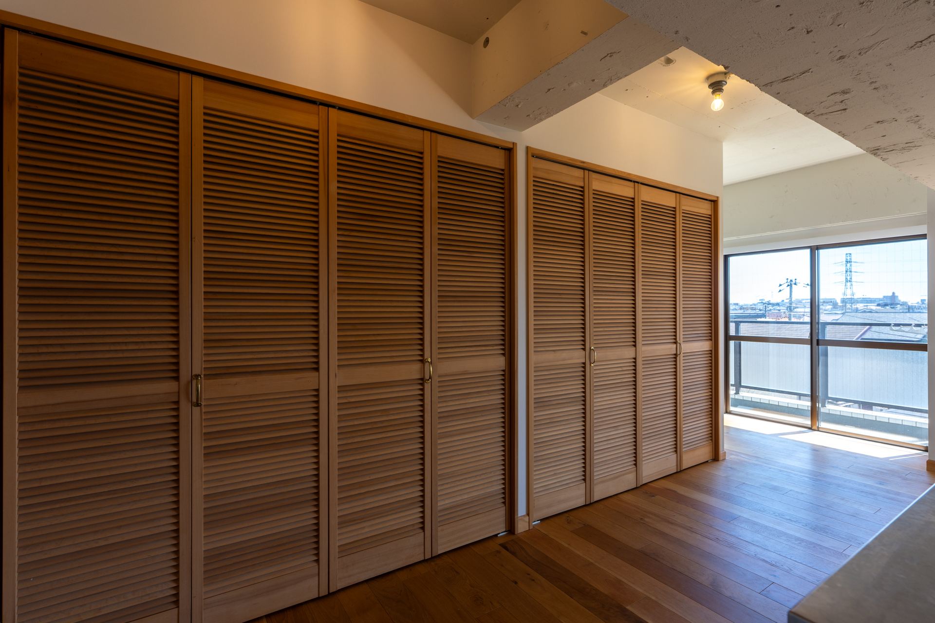 収納力でもデザイン性でもLDKを支えるルーバー扉収納