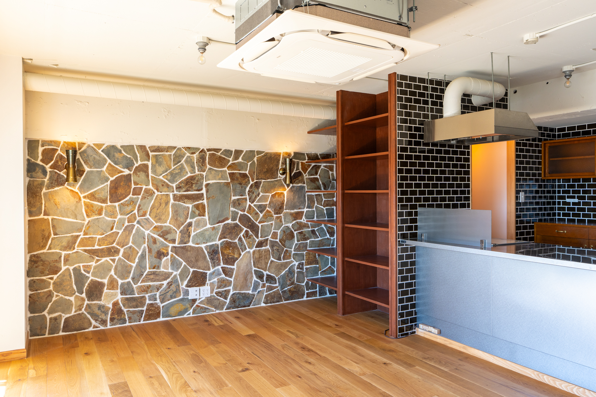 この収納がアクセントだし、ツナギ