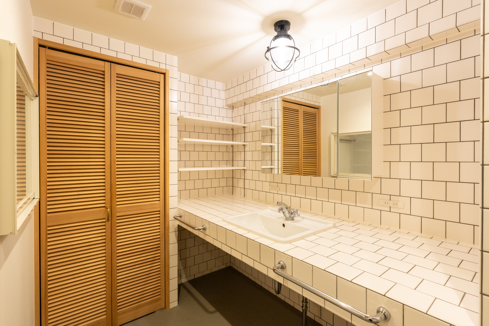 清潔感確保の為に色味をかえ、要素もバランスも調整されたサニタリー