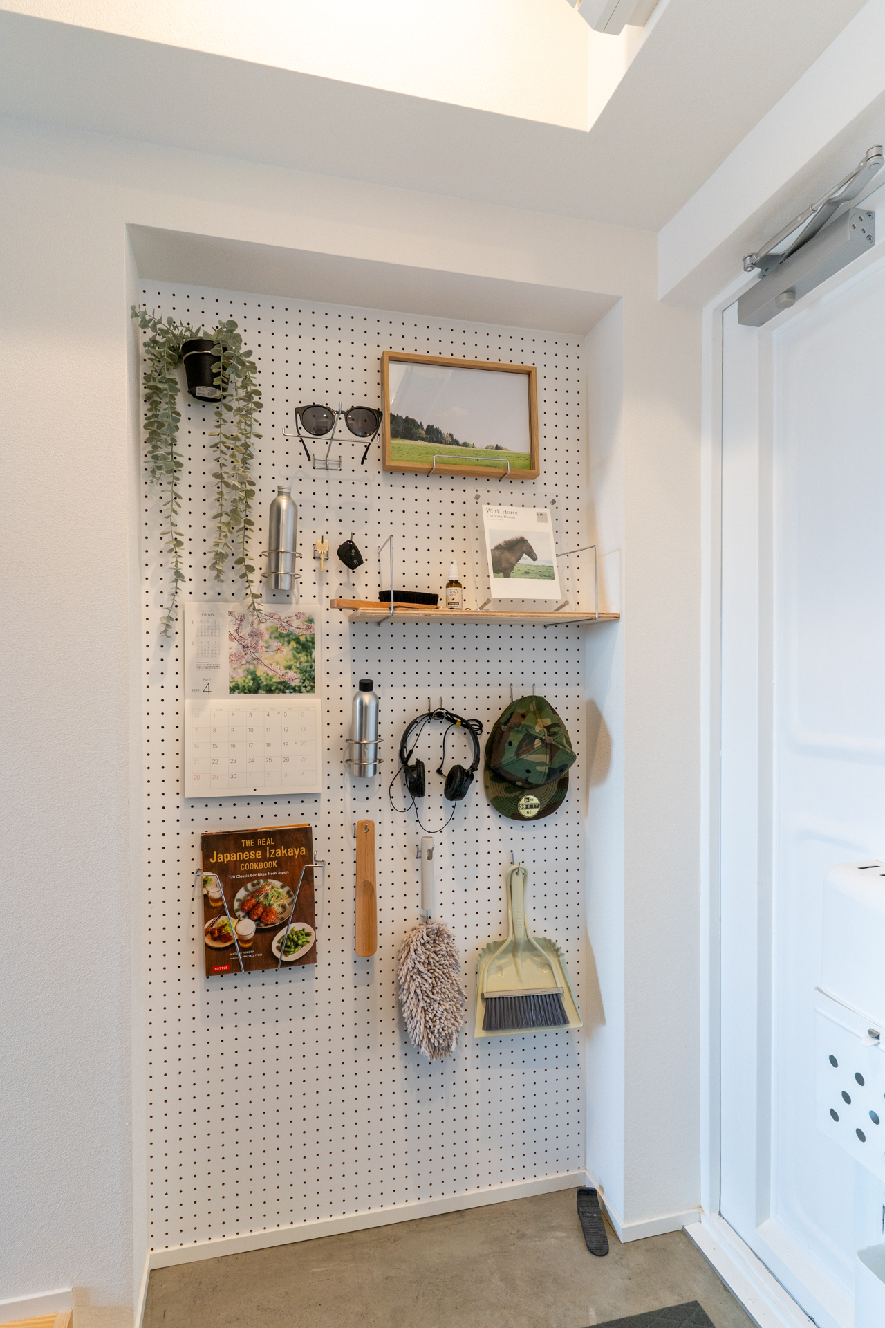 玄関横の有孔ボード