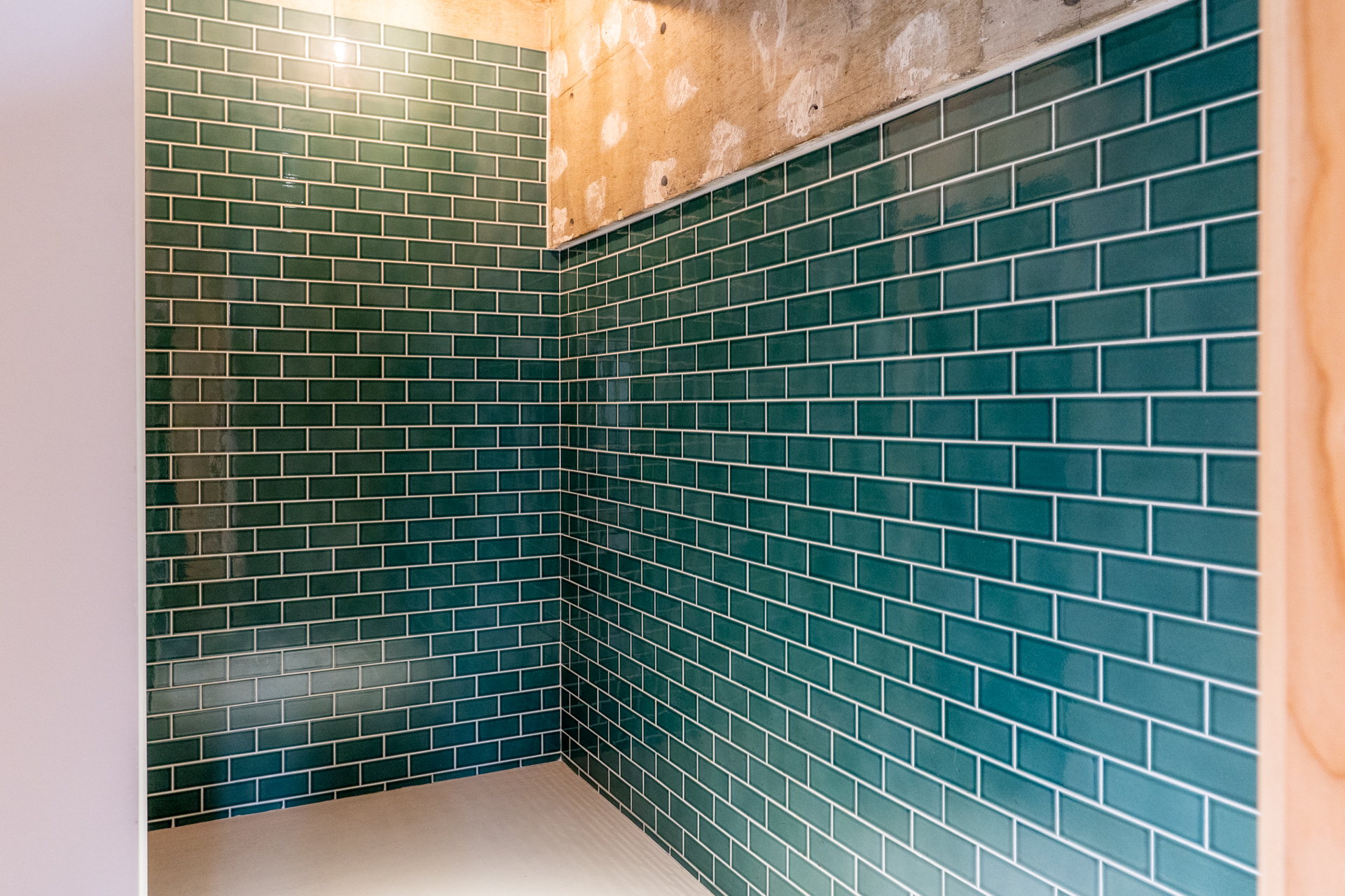 緑のタイルがアクセント