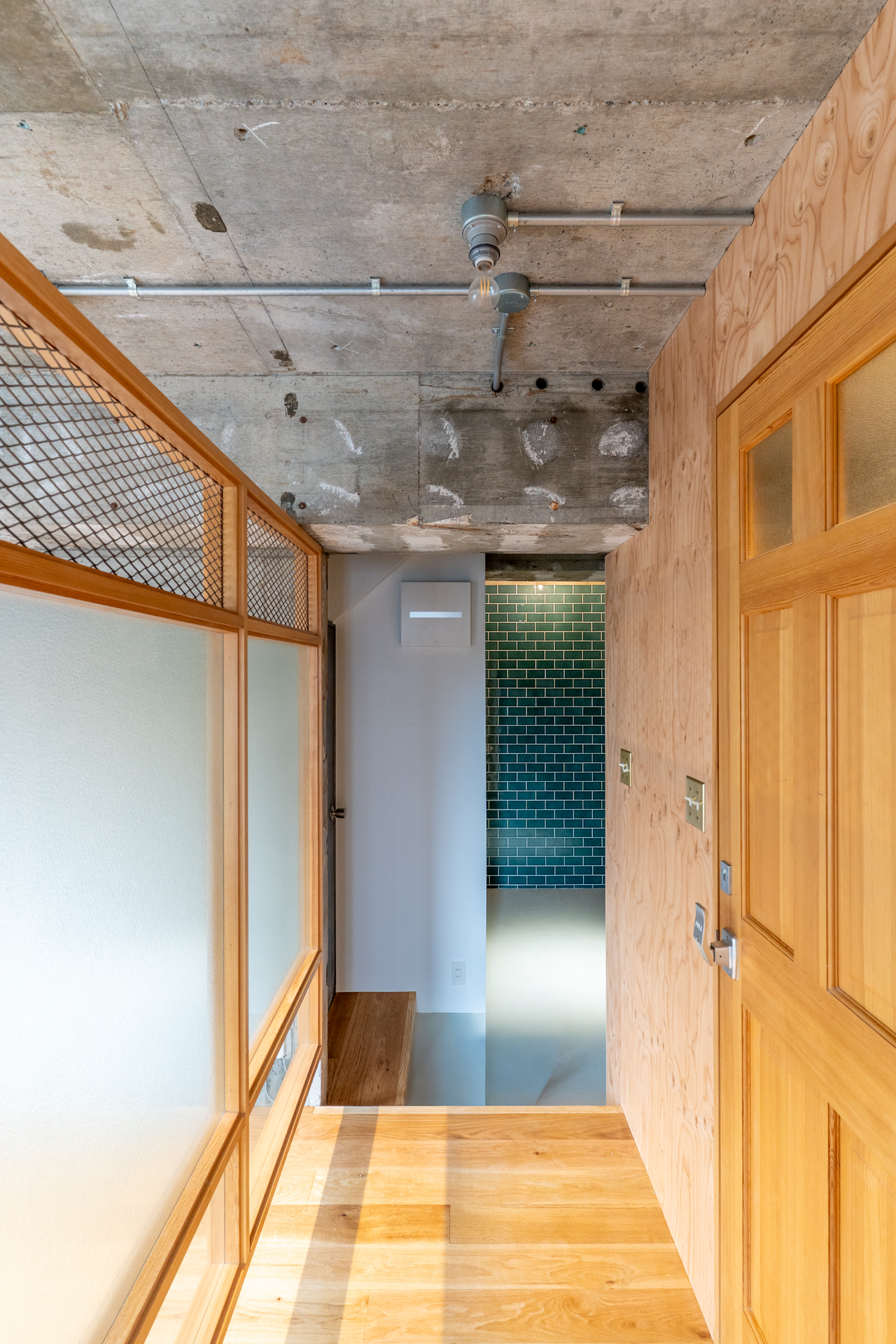 コンクリとタイルと木材の融合