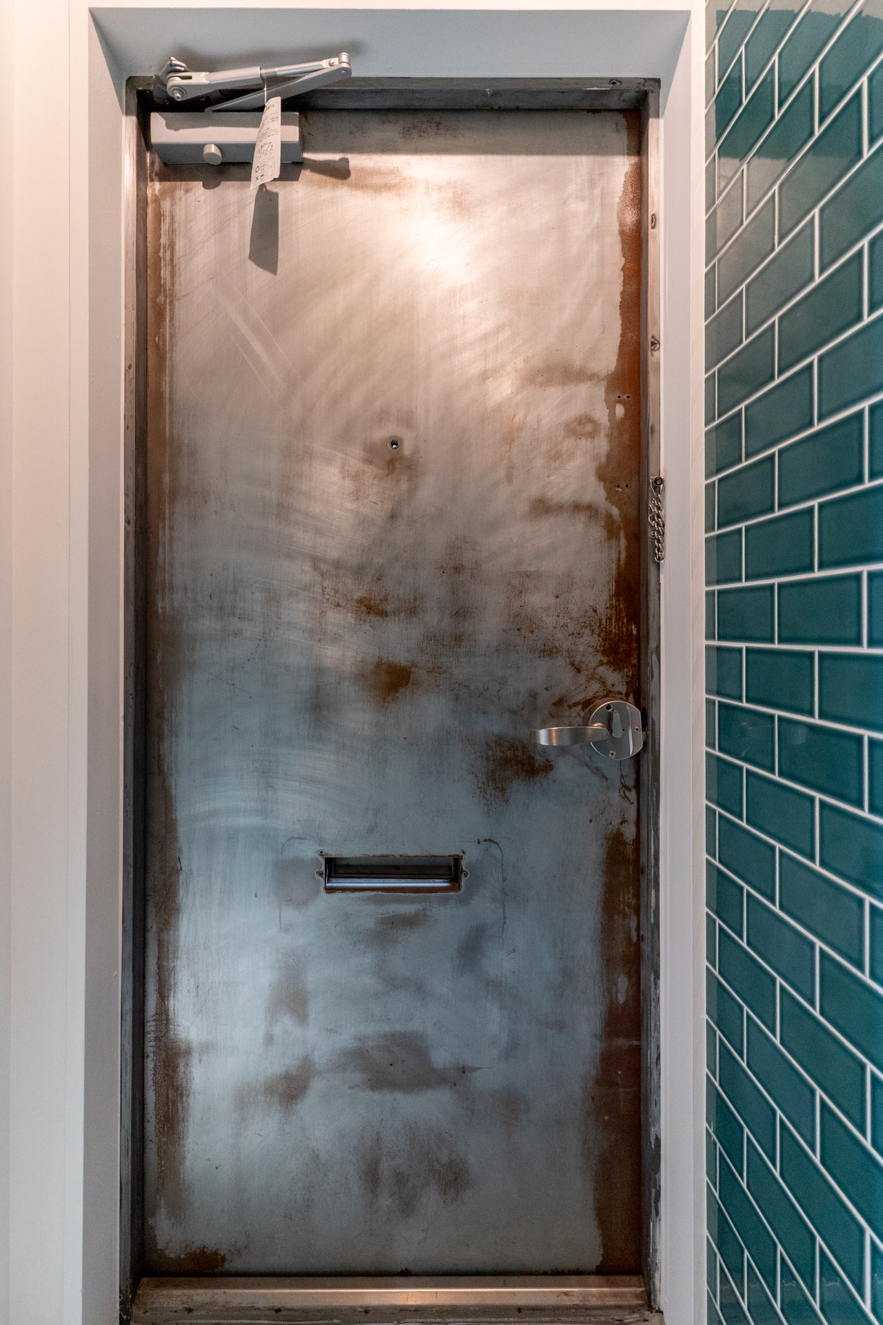 重厚な入り口扉