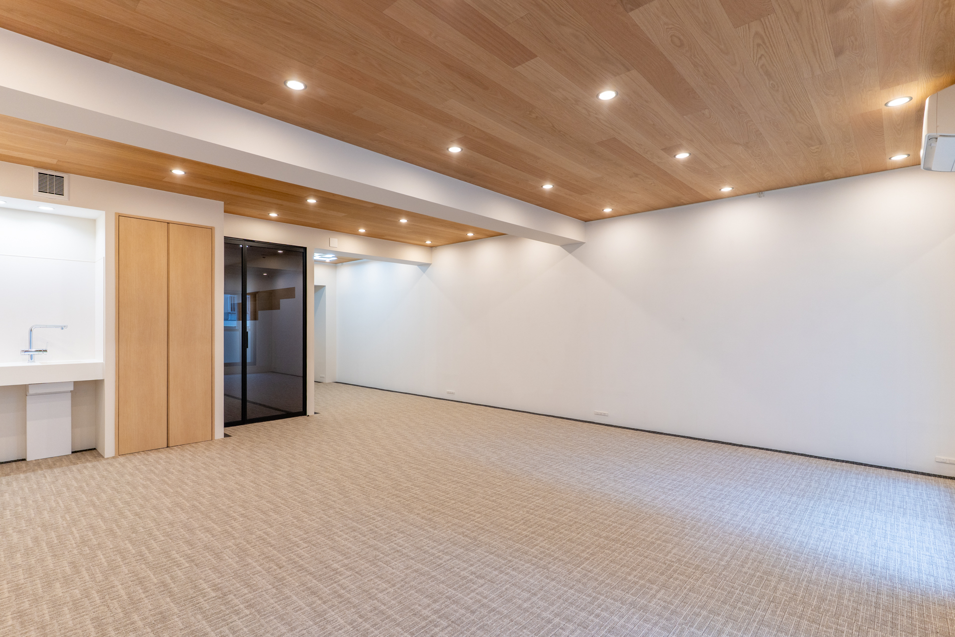 右奥側からの視点