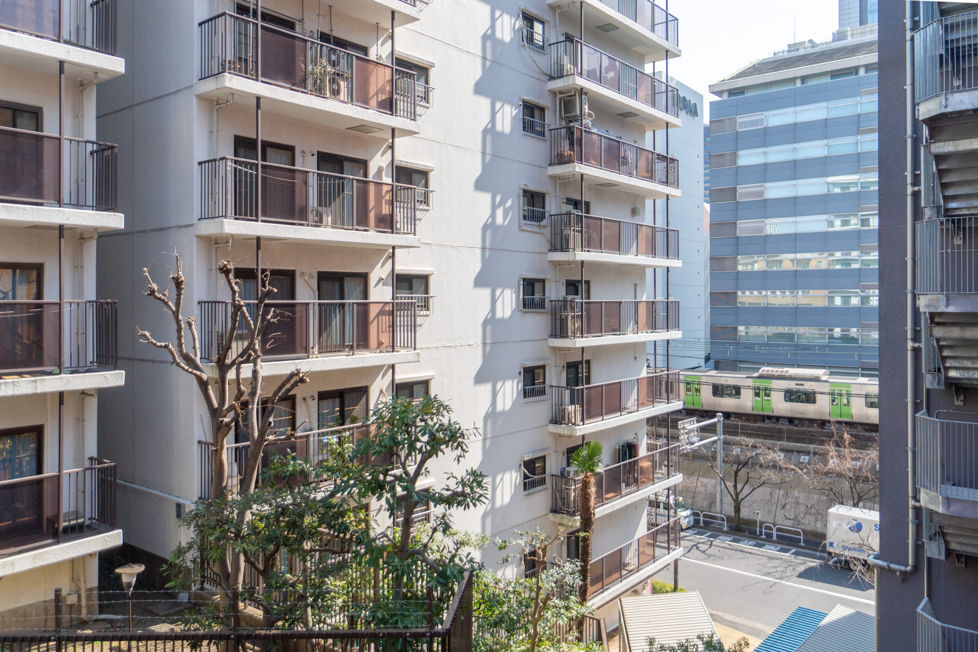 バルコニーからの眺望の先には山手線