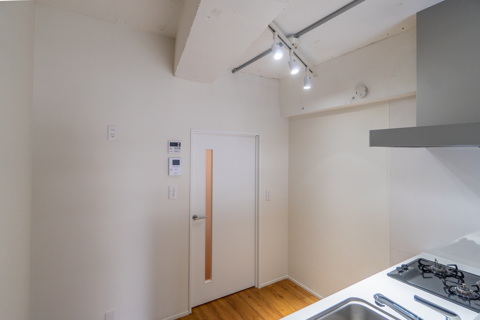 冷蔵庫置場はキッチン斜め後ろ