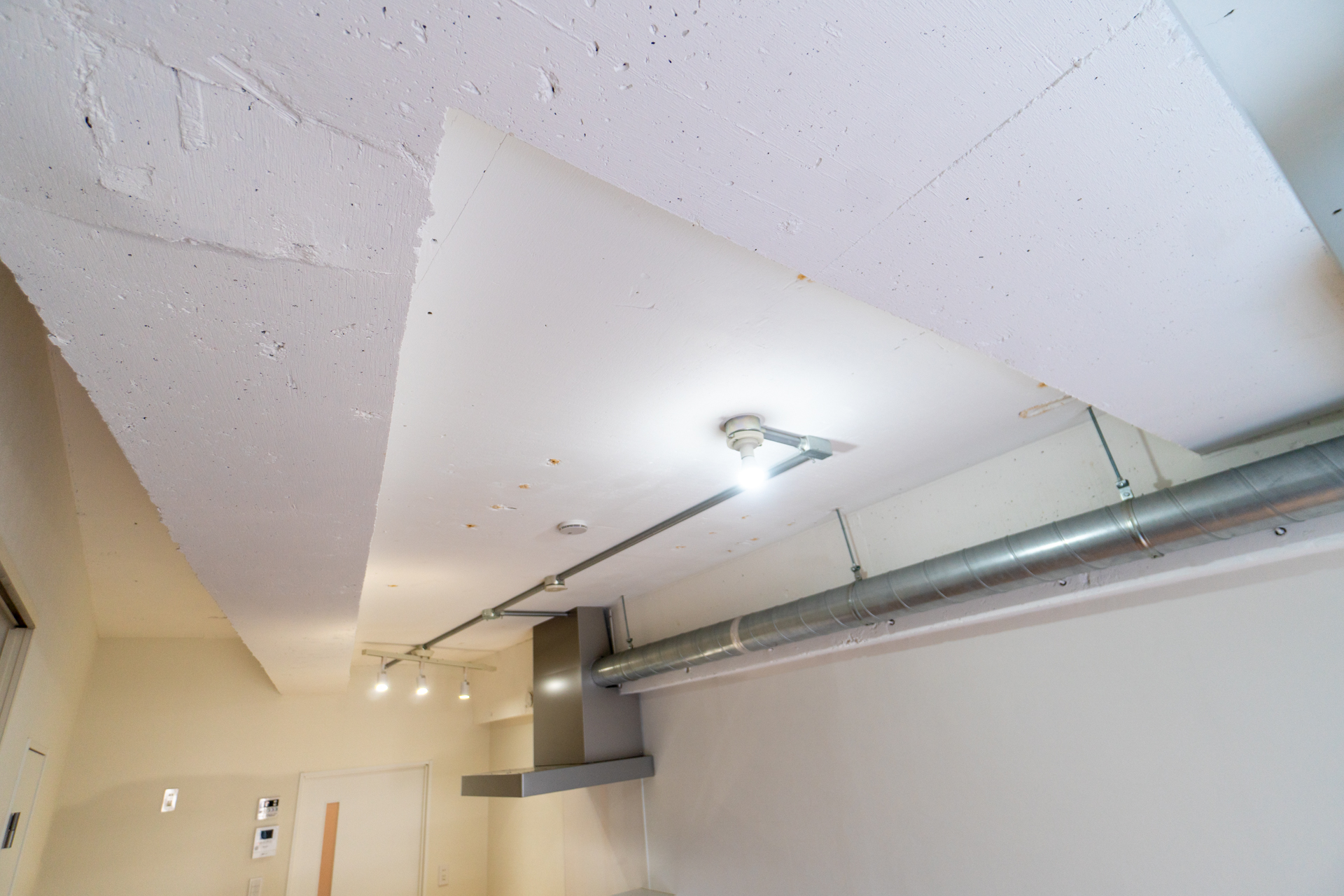 天井は抜かれて躯体表し