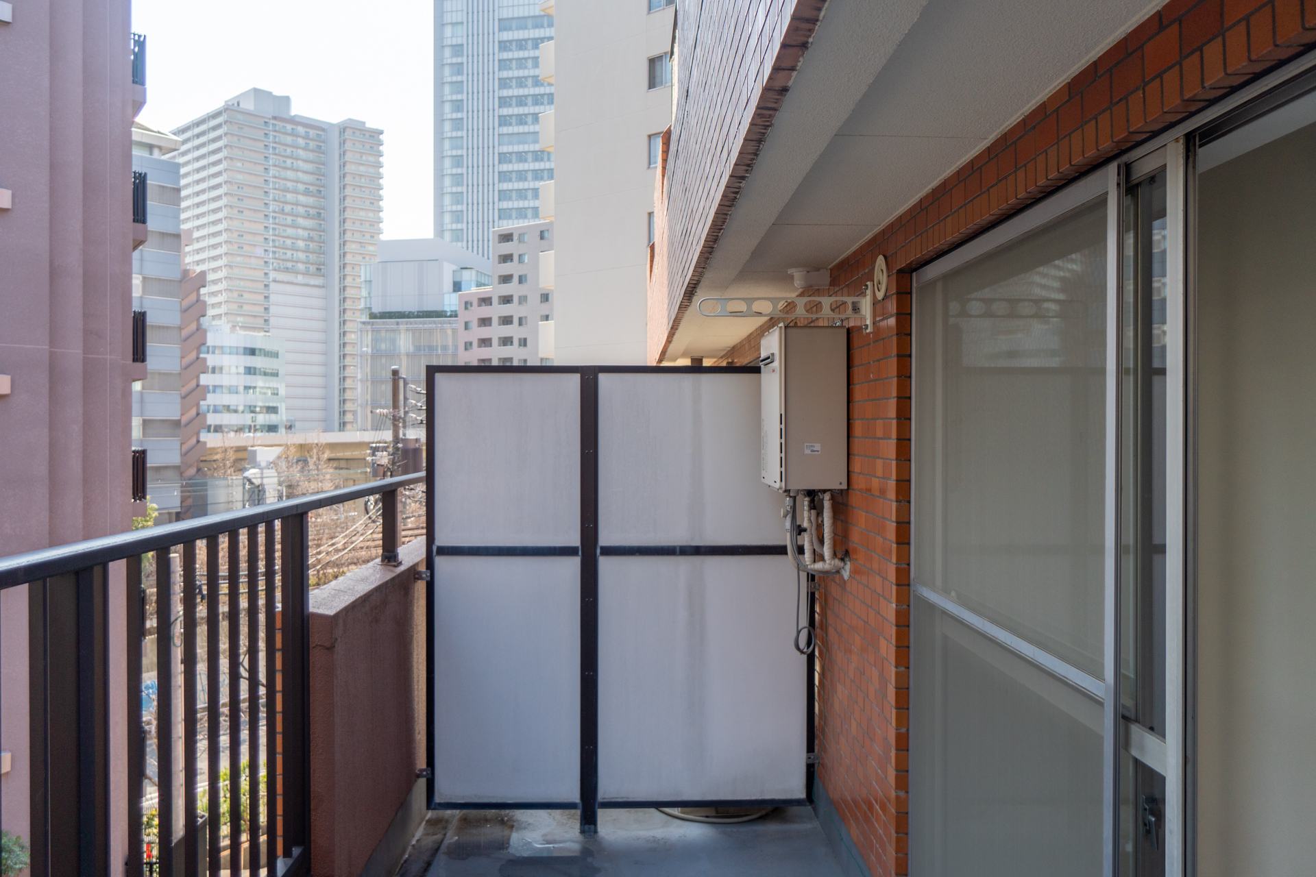 バルコニーの奥行きは165cmあり少し広く感じます