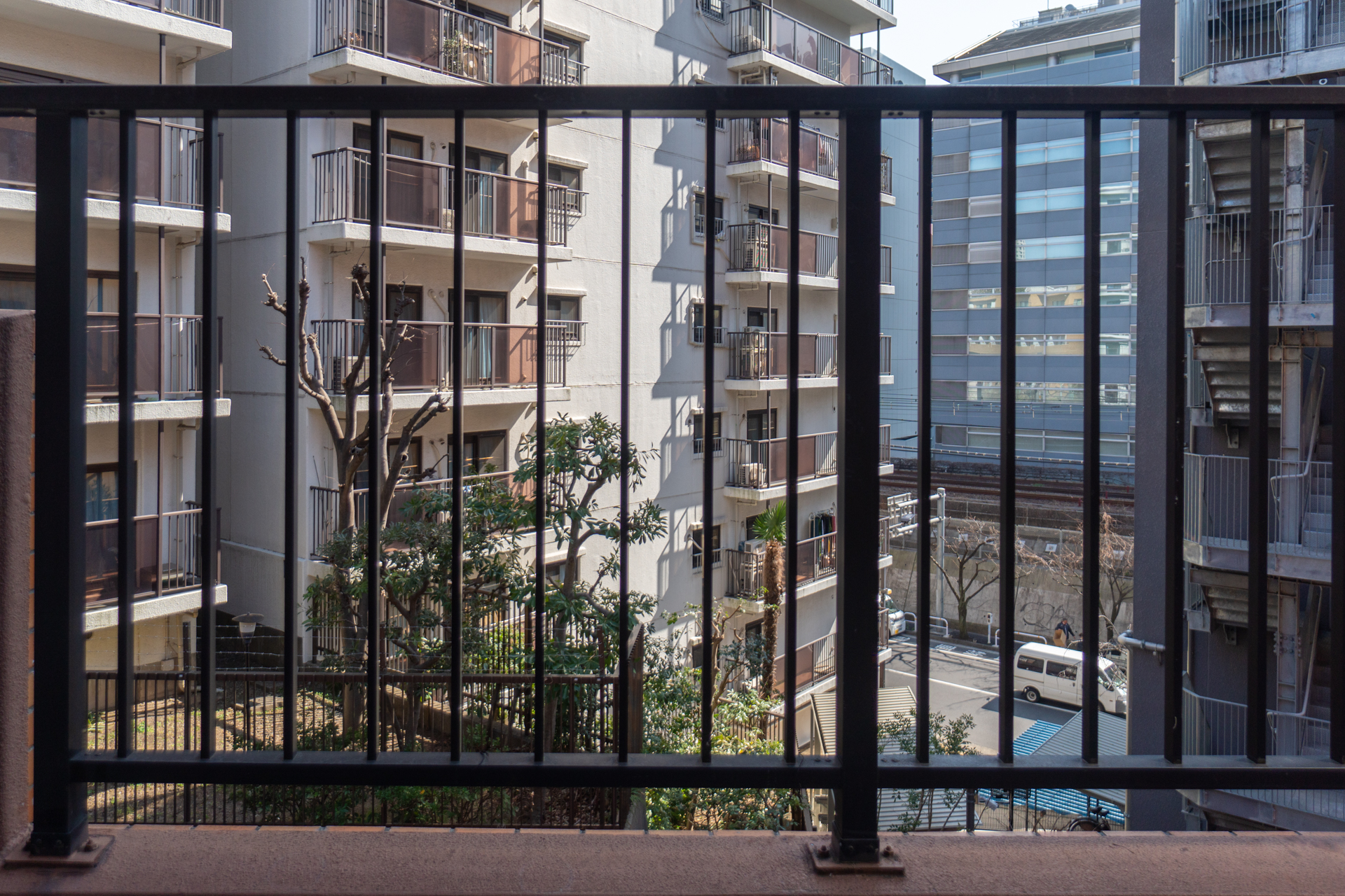 バルコニーと床面の段差が少し大きく、腰掛けてこの眺め