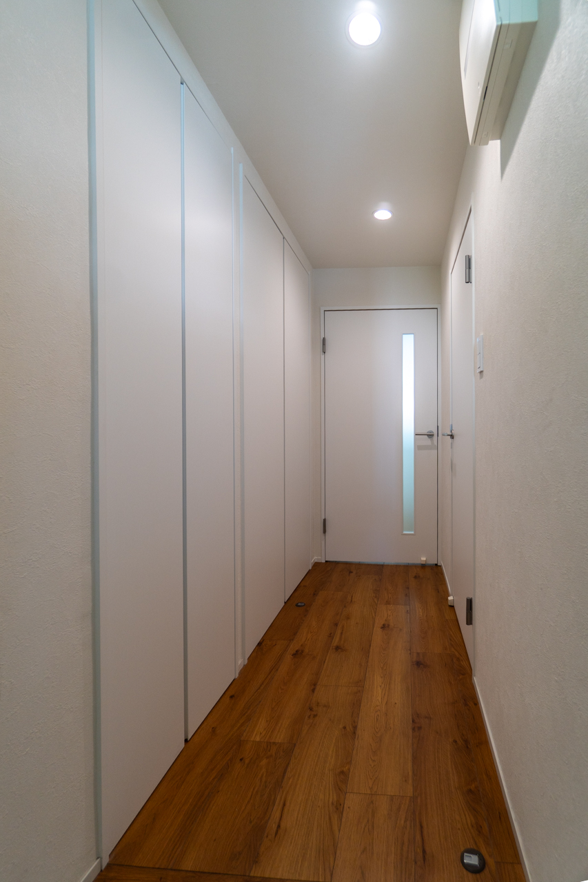 玄関横には収納と下駄箱も