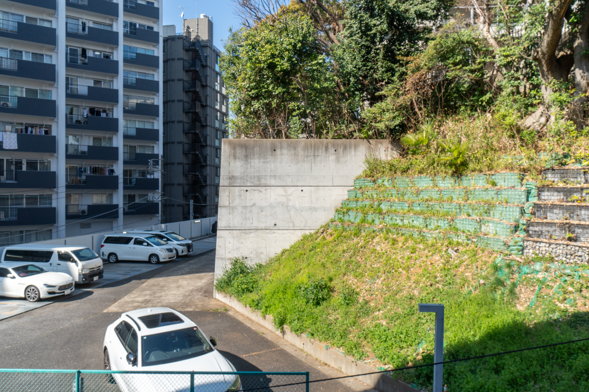 玄関を出た先も抜けています