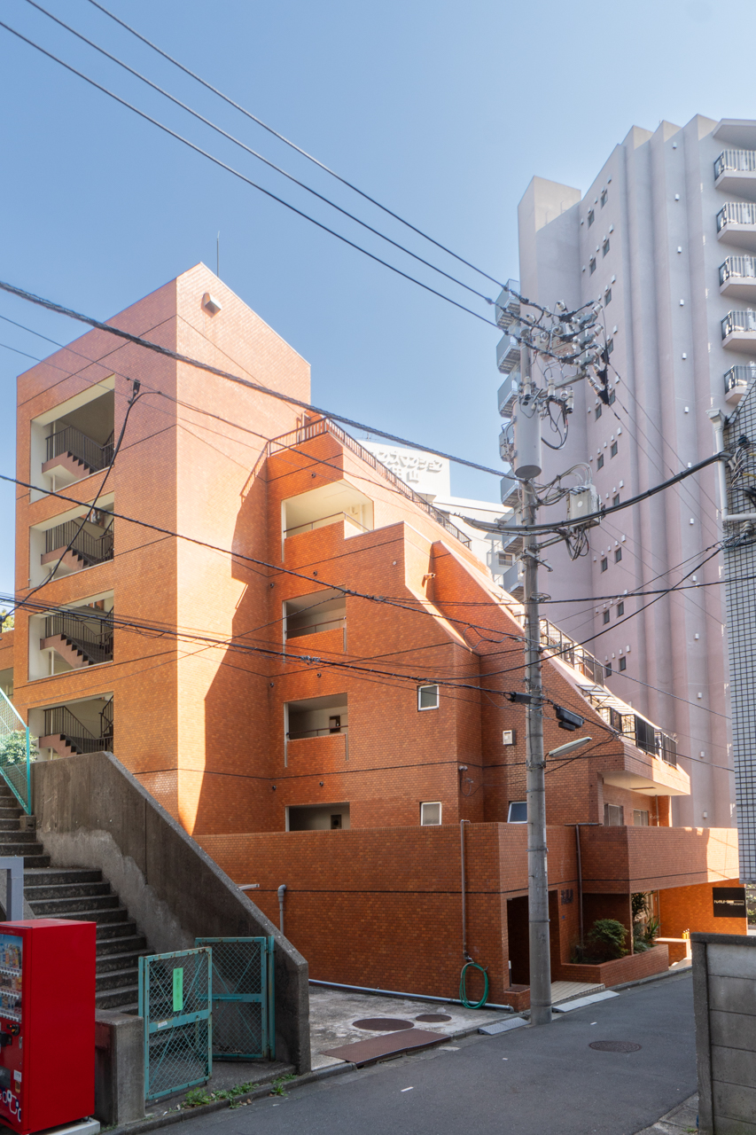 タイル貼りの外観も素敵