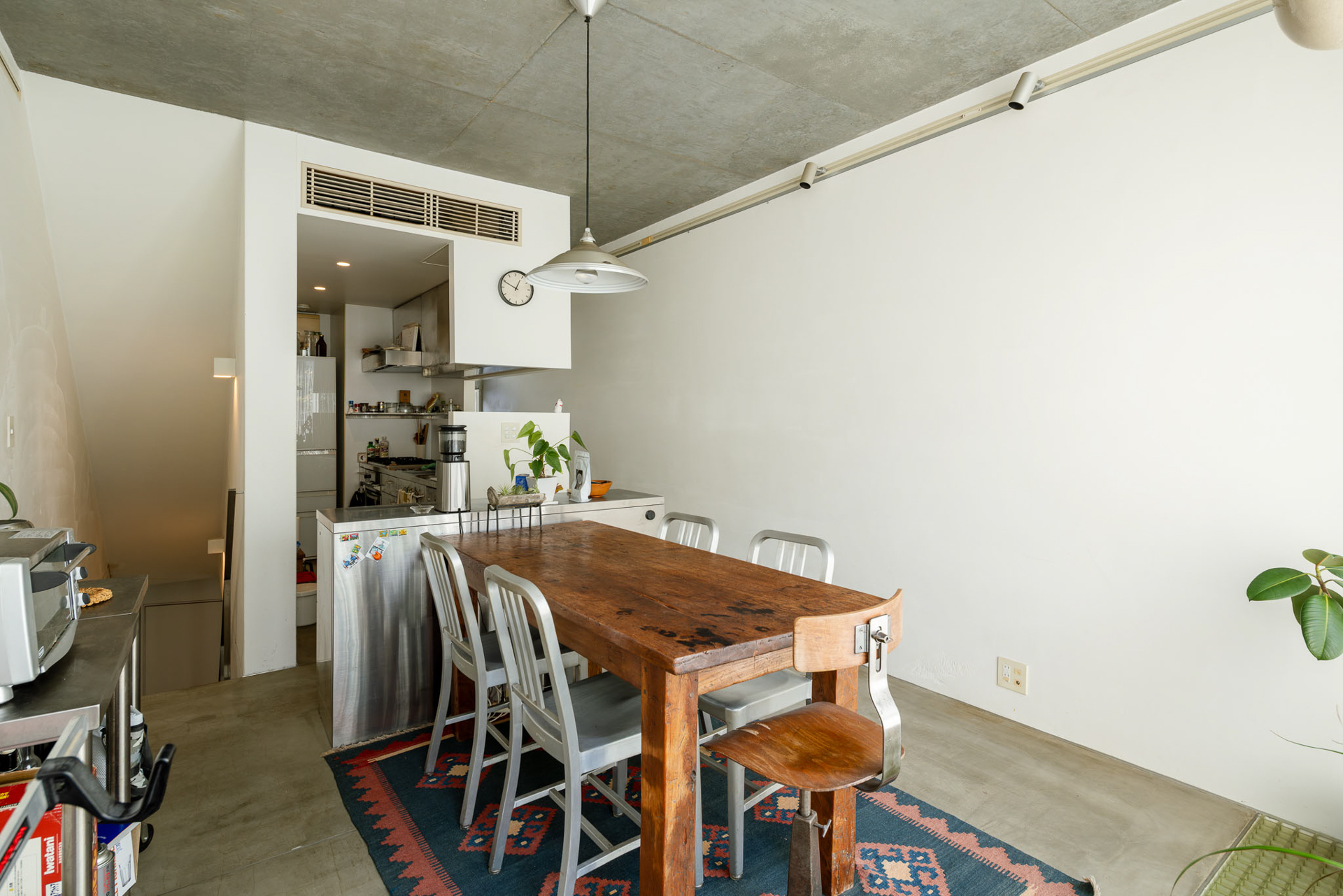 目の前に緑道の緑を望む、ギャラリーのような美しい箱型のダイニングキッチン