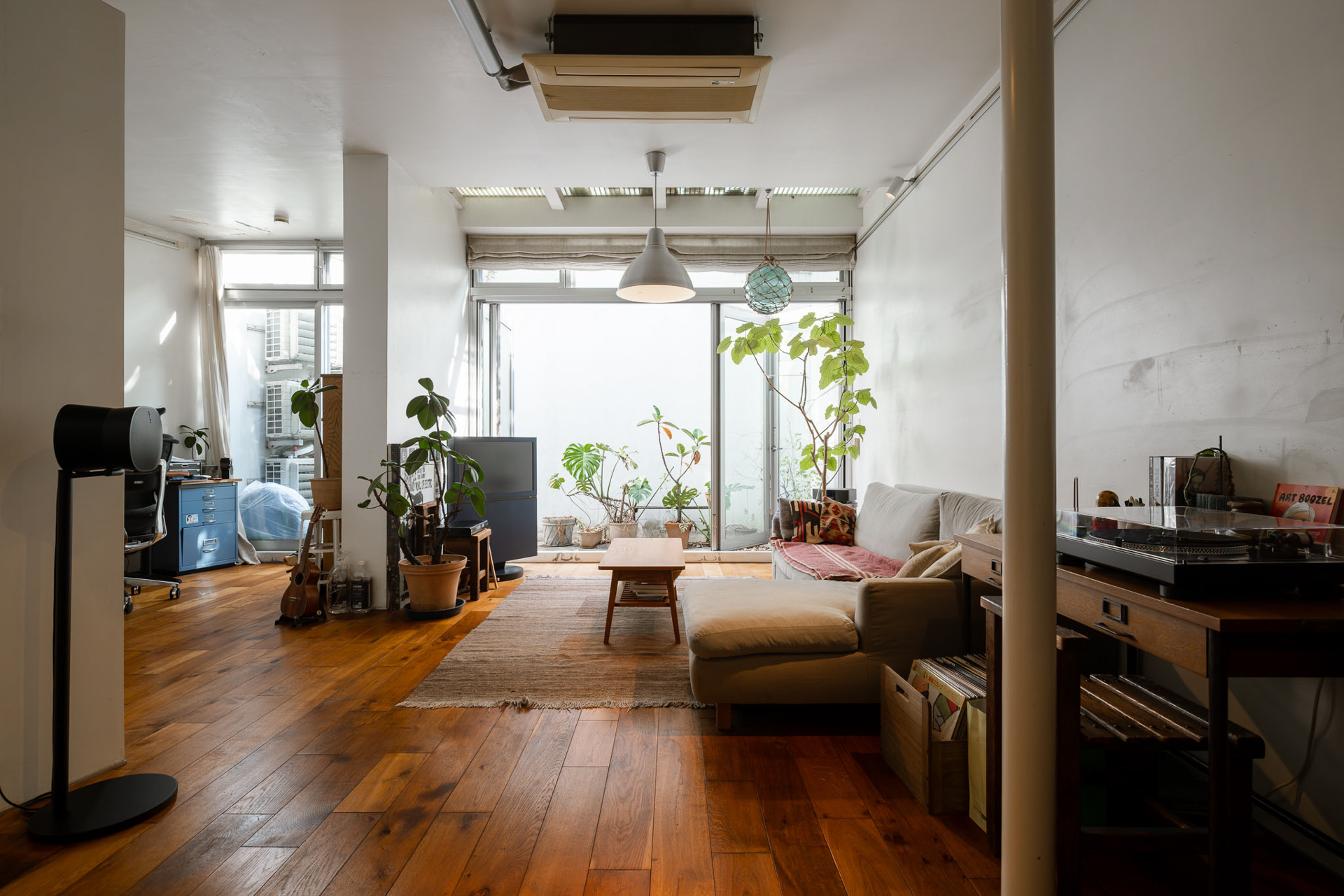 地下部分は天高2.8mの開放感ある空間